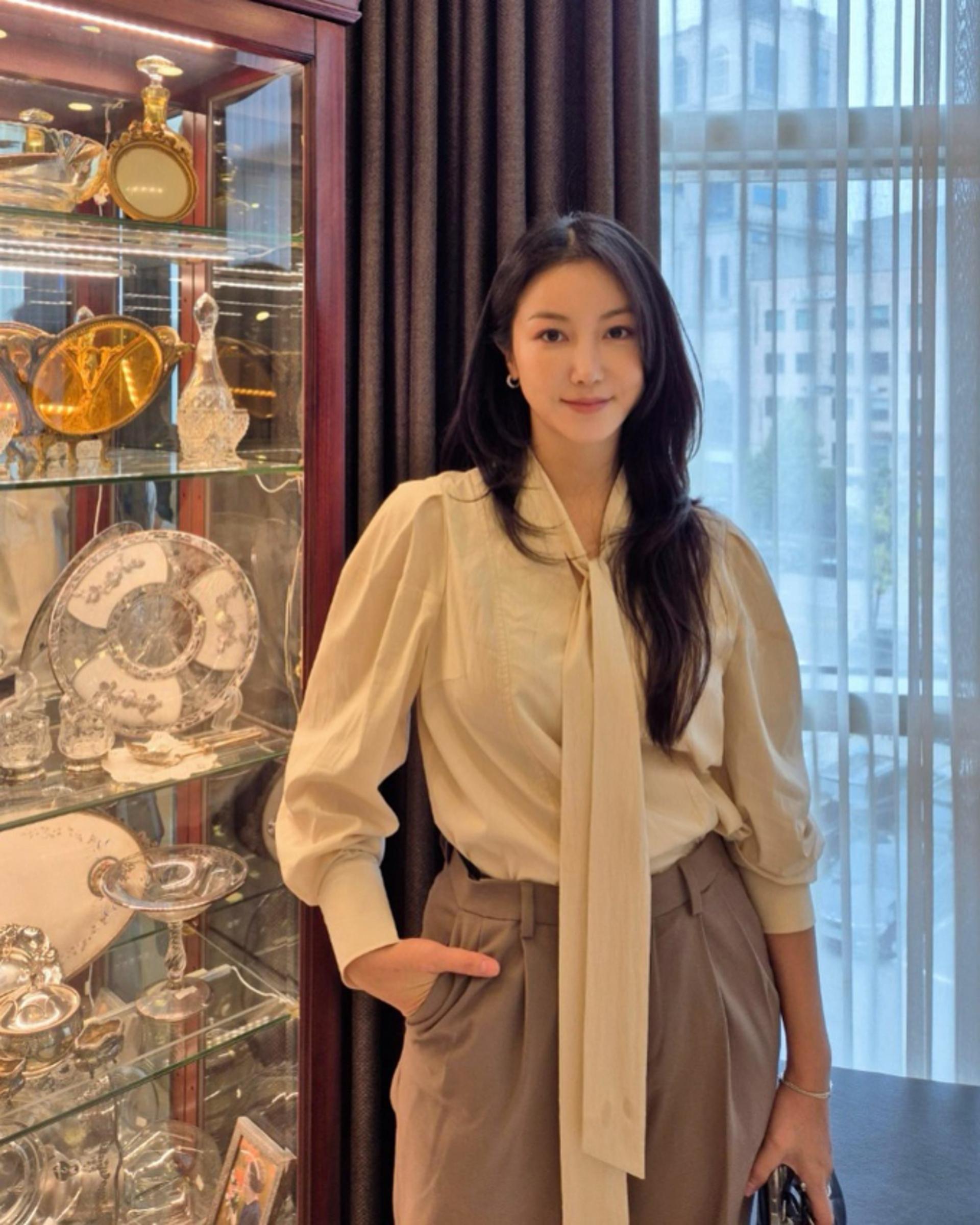 김옥빈, 얌전히 차려입은 가을 하객룩…'얼굴은 화려함 그 자체'