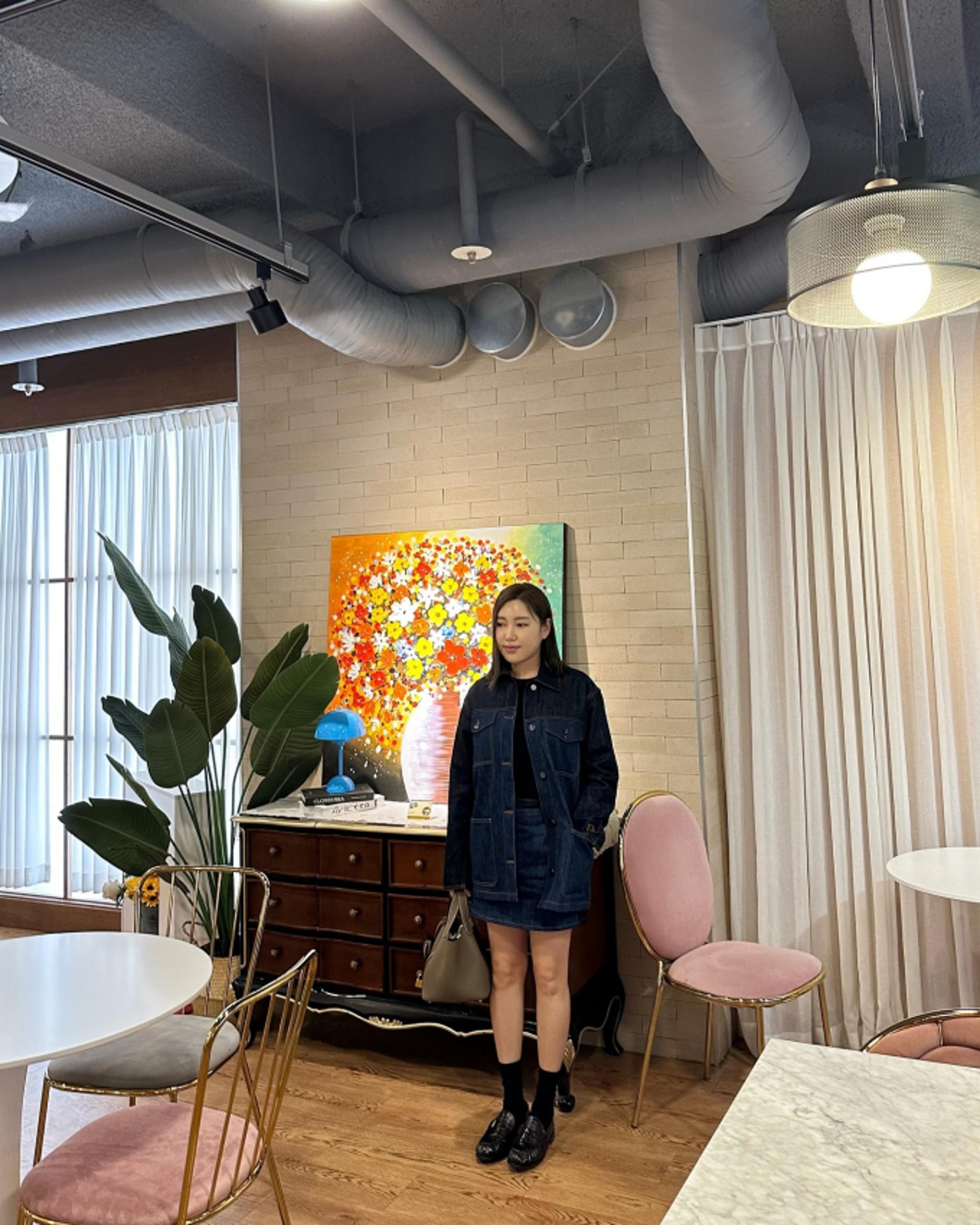 점점 더 이뻐지네… 송가인, 블랙과 찰떡같이 잘 어울리는 생지 데님룩