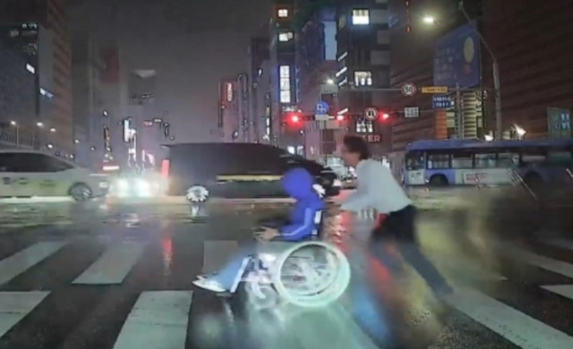 "번개맨이 등장했어요"… 폭우 뚫고 달려간 470번 기사