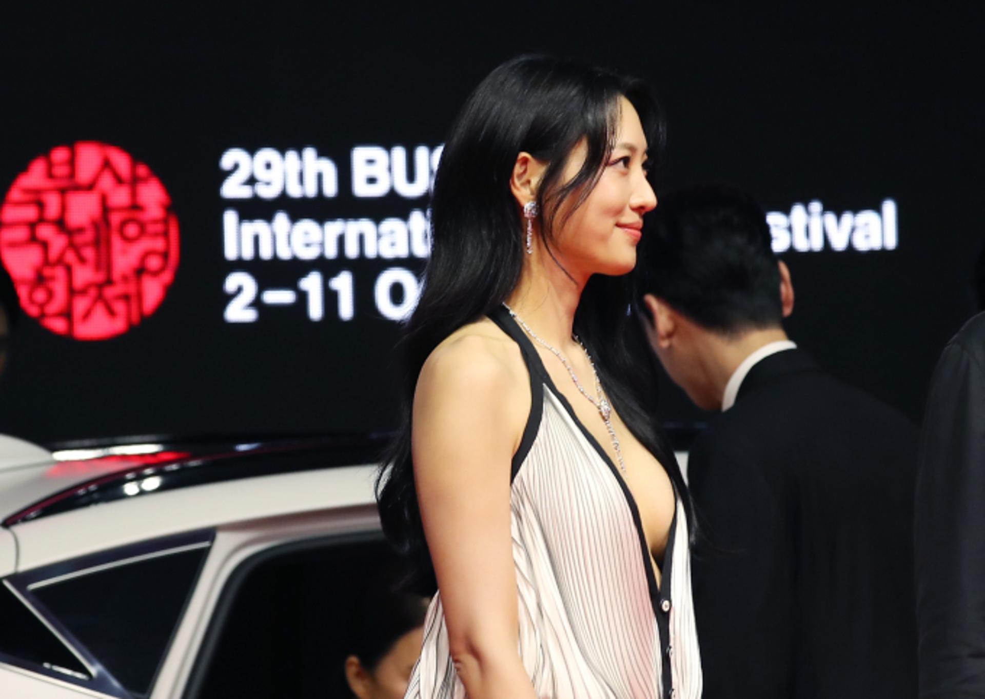 '보일 듯 말 듯' 수현, 부국제서 파격 드레스 공개