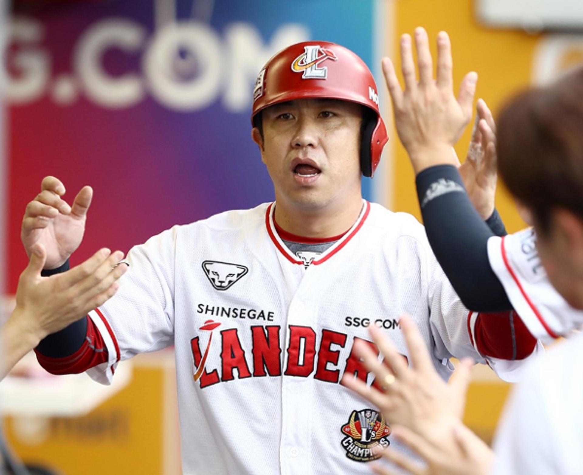 '짐승' 김강민, SSG 팬들 앞에서 은퇴 확정 '감격'