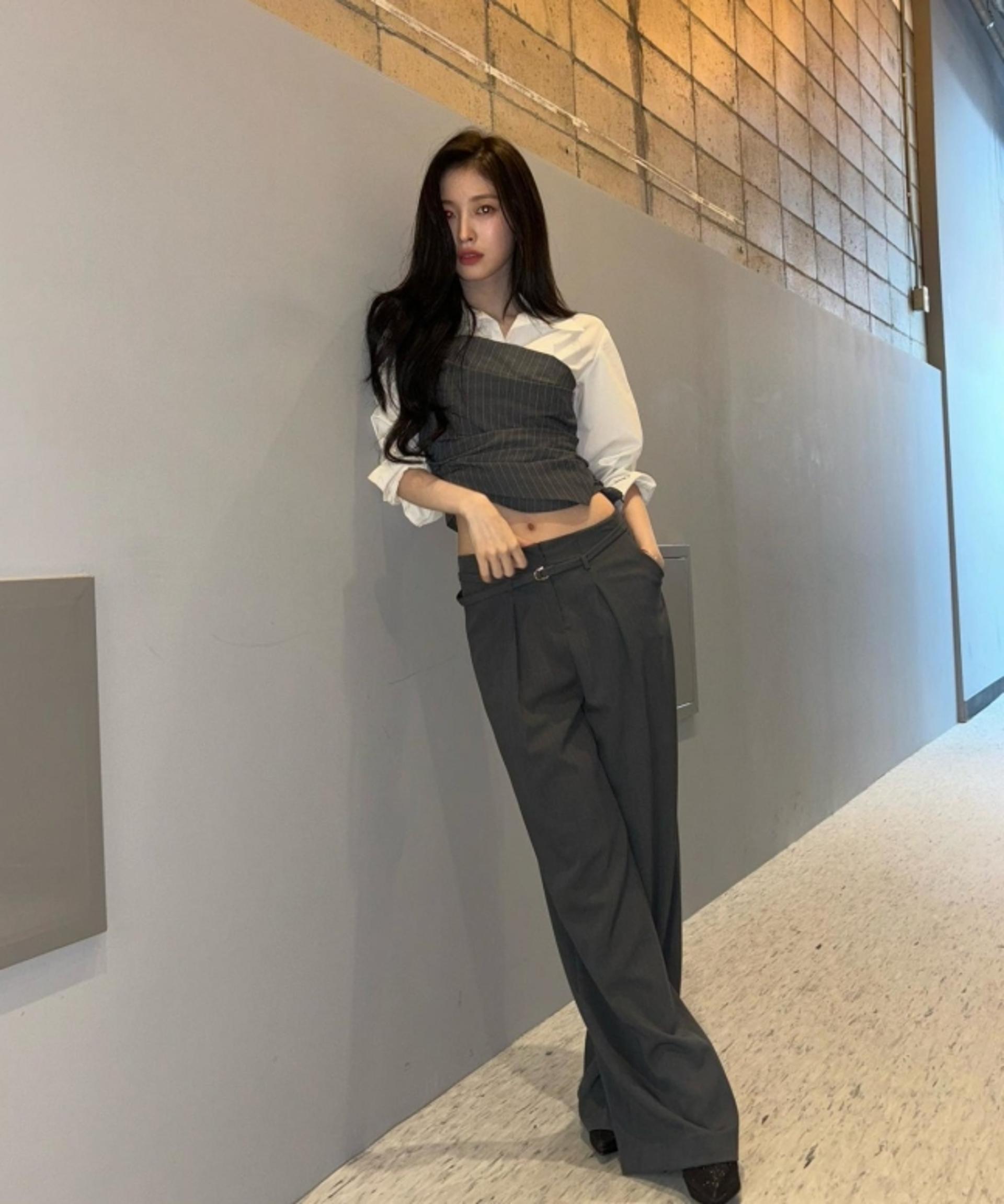 오마이걸 아린, 크롭셔츠로 드러낸 개미허리… 성숙미 발산