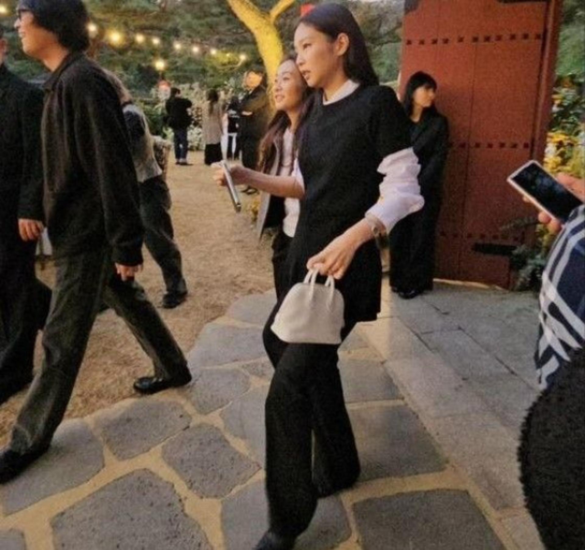 제니 하객룩 두고 누리꾼 '시끌'… 한국식 하객 패션 논란