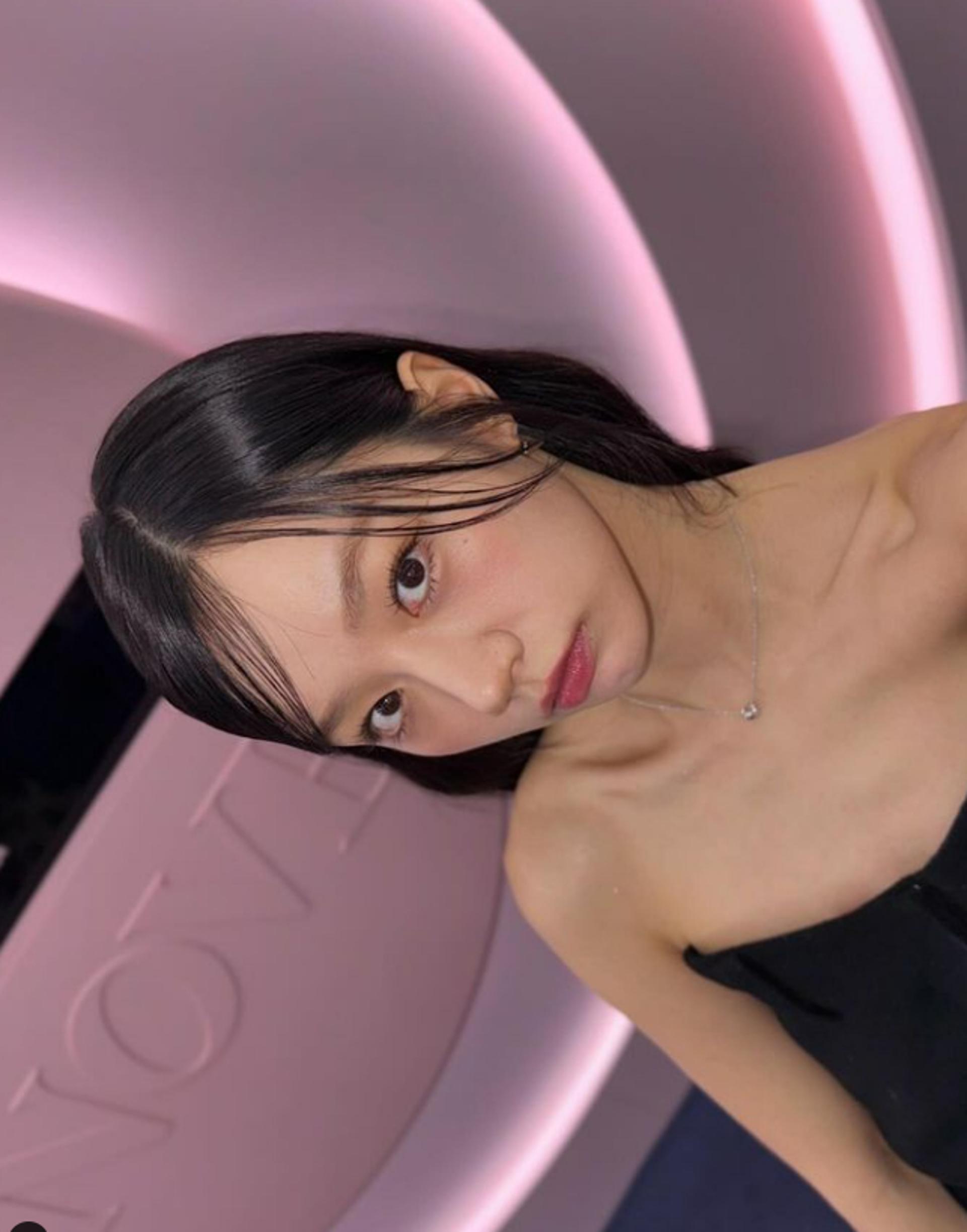혜리, 블랙 미니 드레스 입고 러블리 매력 발산
