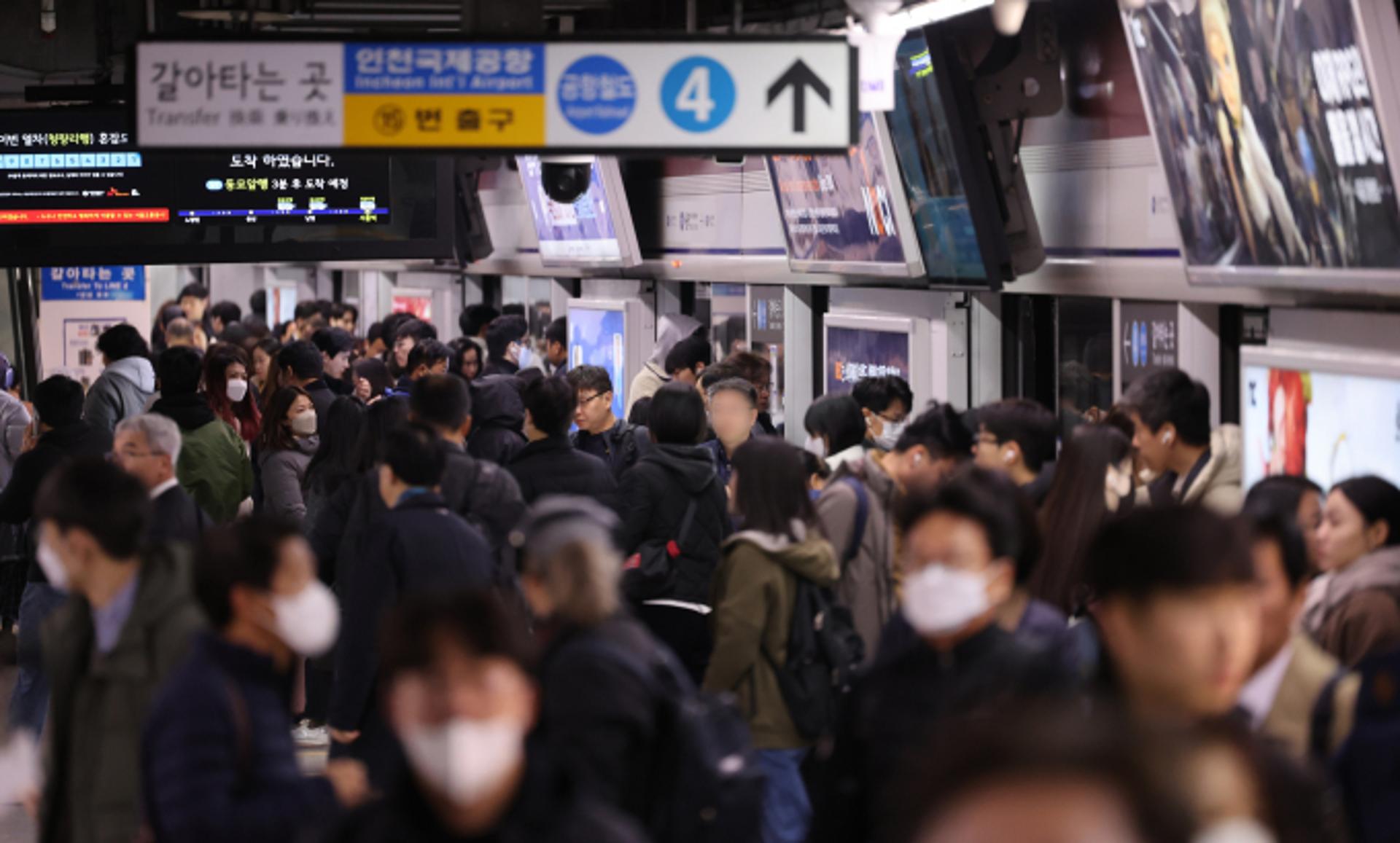 지하철노조 태업, 출근길 혼란… 내달 파업 예고에 시민들 '불안'