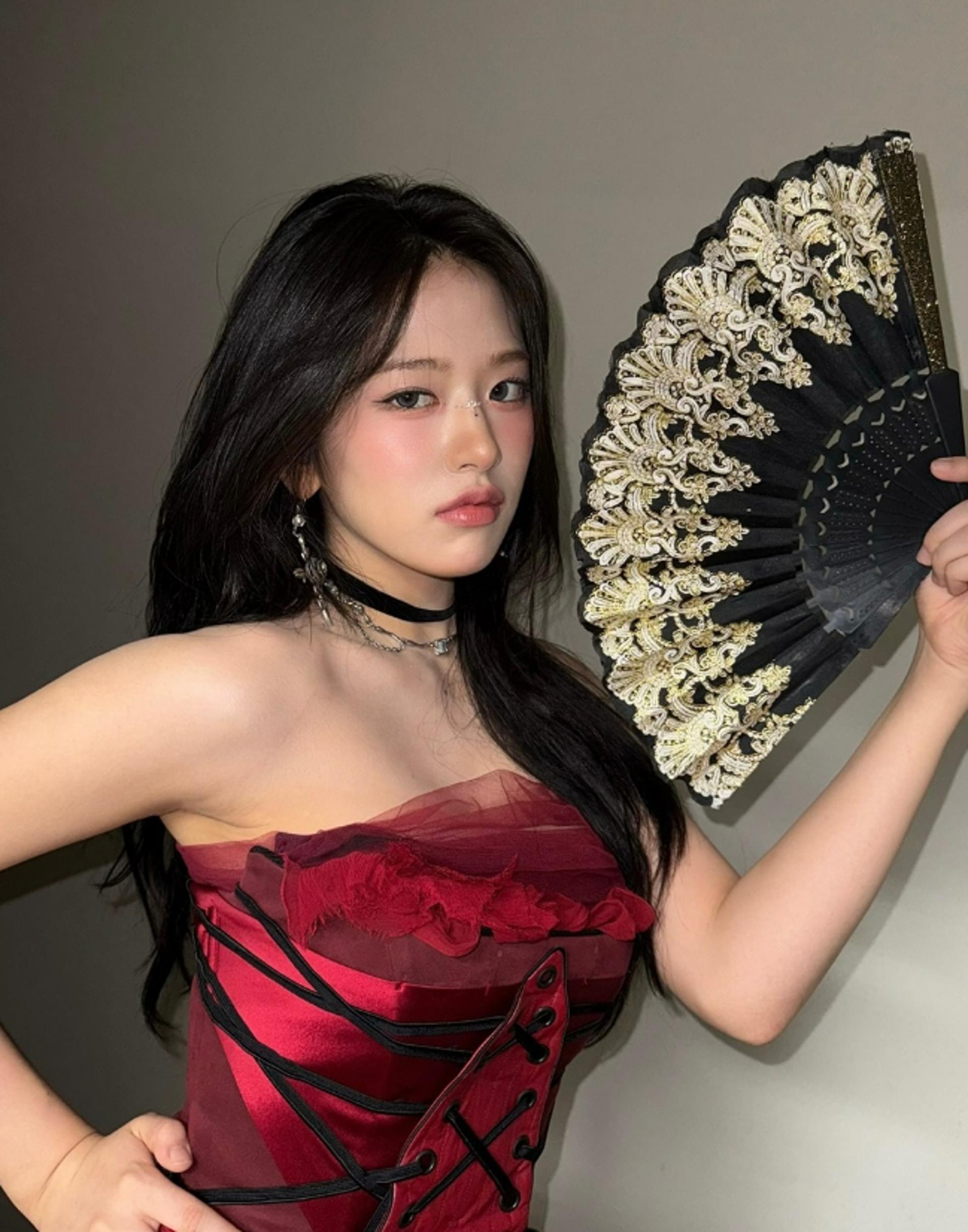 안유진, 고혹+러블리 매력 발산… 오프숄더 드레스로 섹시미 뽐내