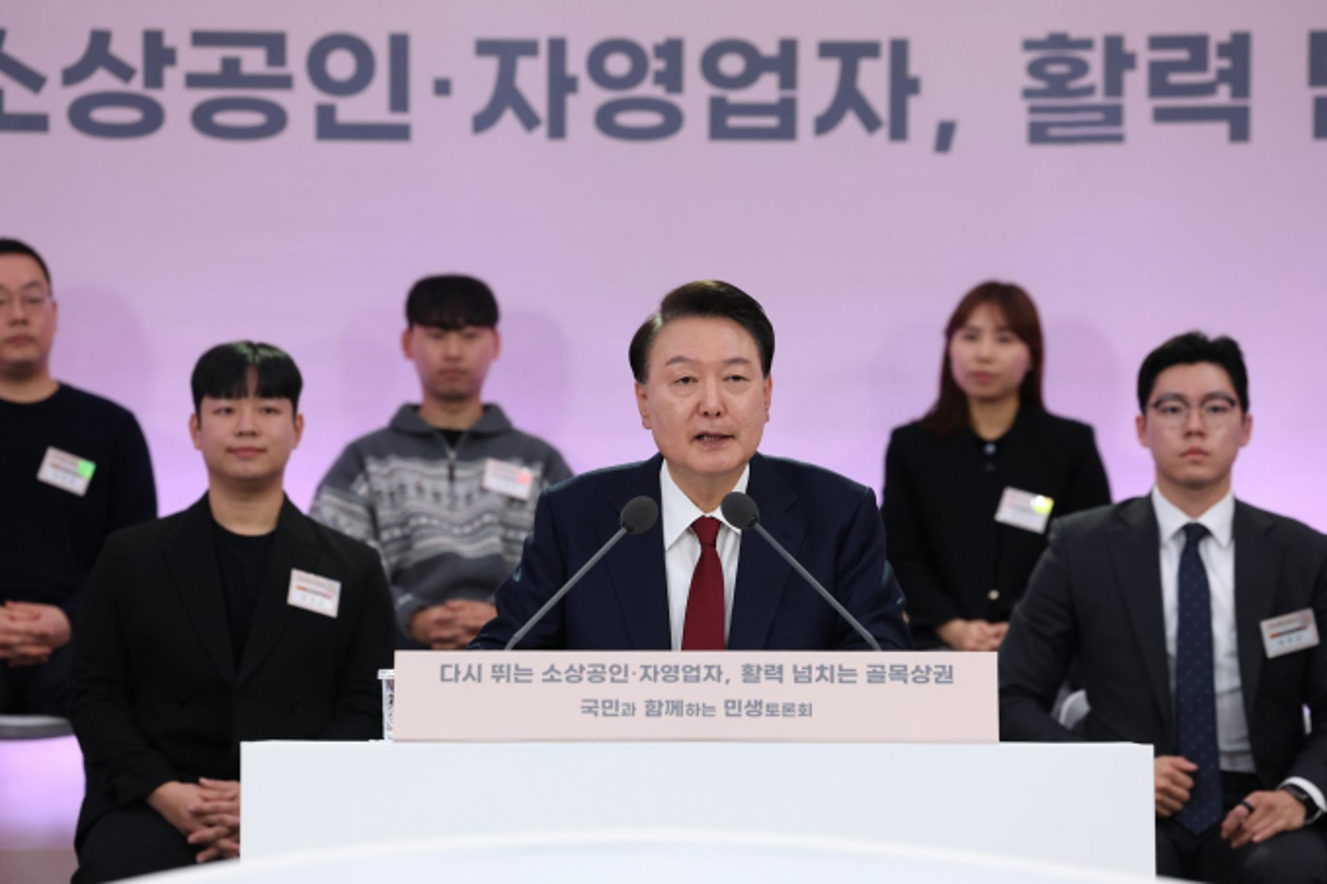 윤 대통령 "소상공인·자영업자, 내년도에 5.9조원 예산 지원"(상보)