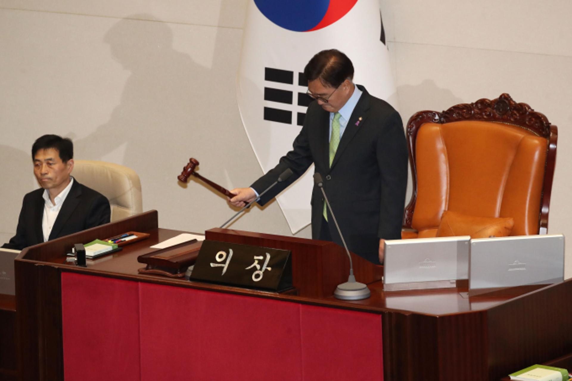 비상계엄 막았다… '재적 190명 전원 찬성' 해제 요구 결의안 가결(상보)