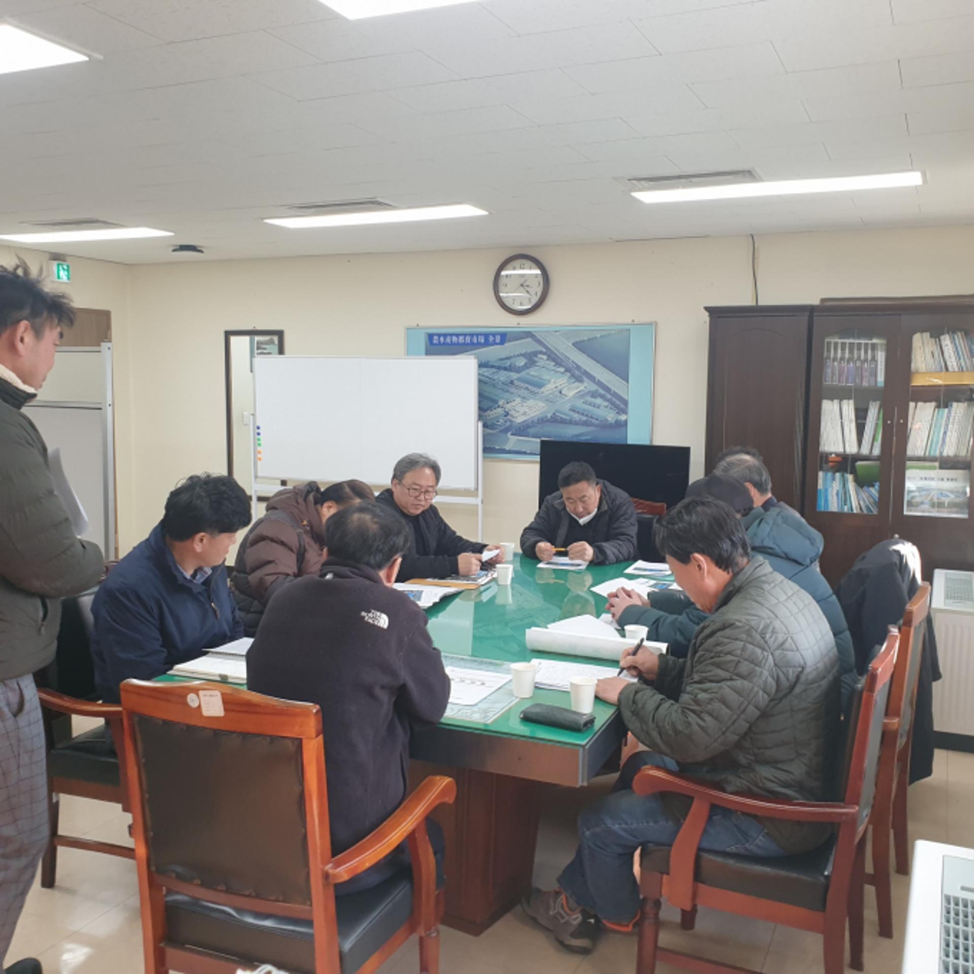 '지붕 붕괴' 청과동 도매시장... 지상 주차장에 가설건축물 마련키로