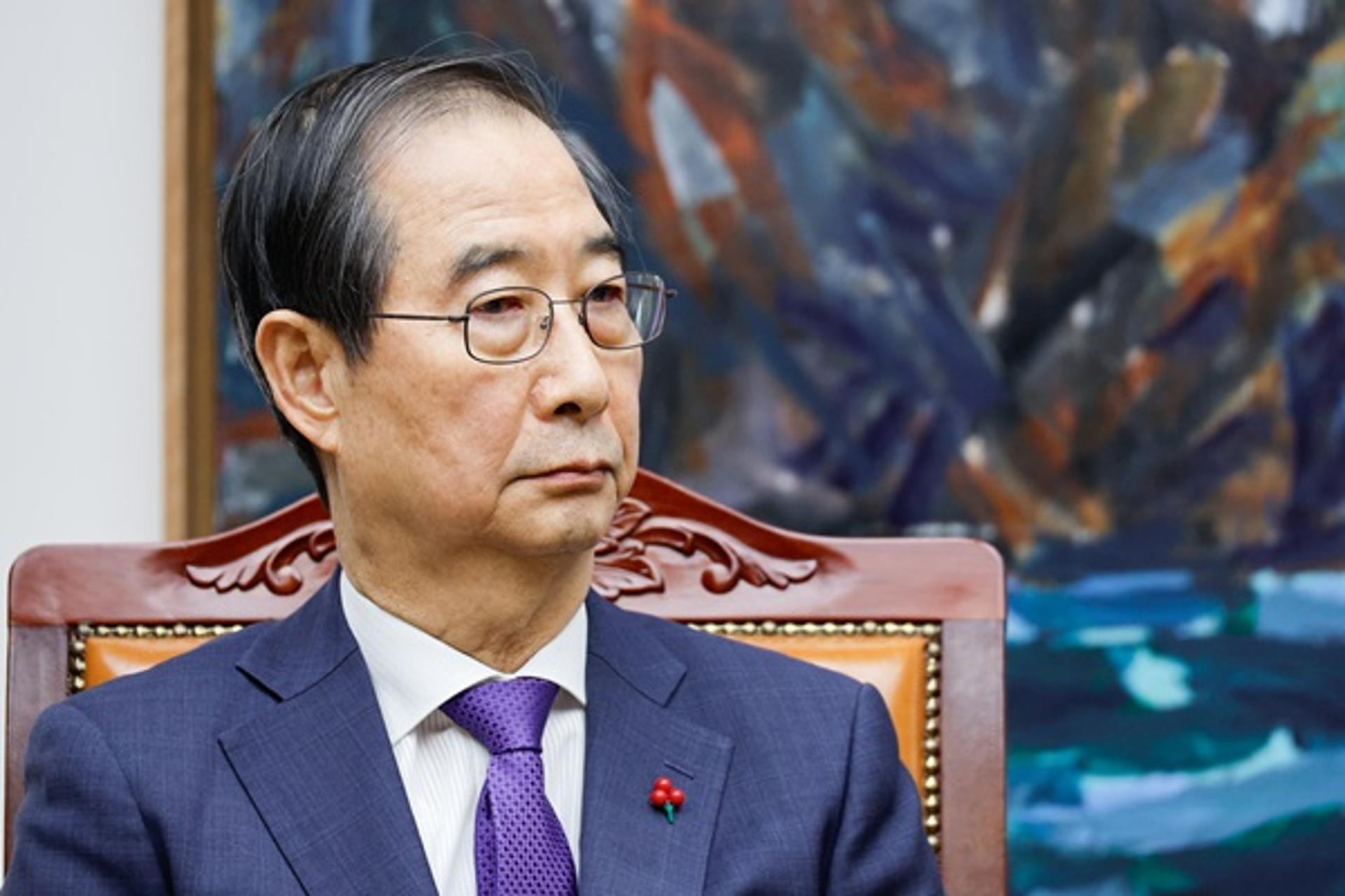 탄핵 리스크 안고 출발… 한덕수 권한대행 "국정 안정에 최선"