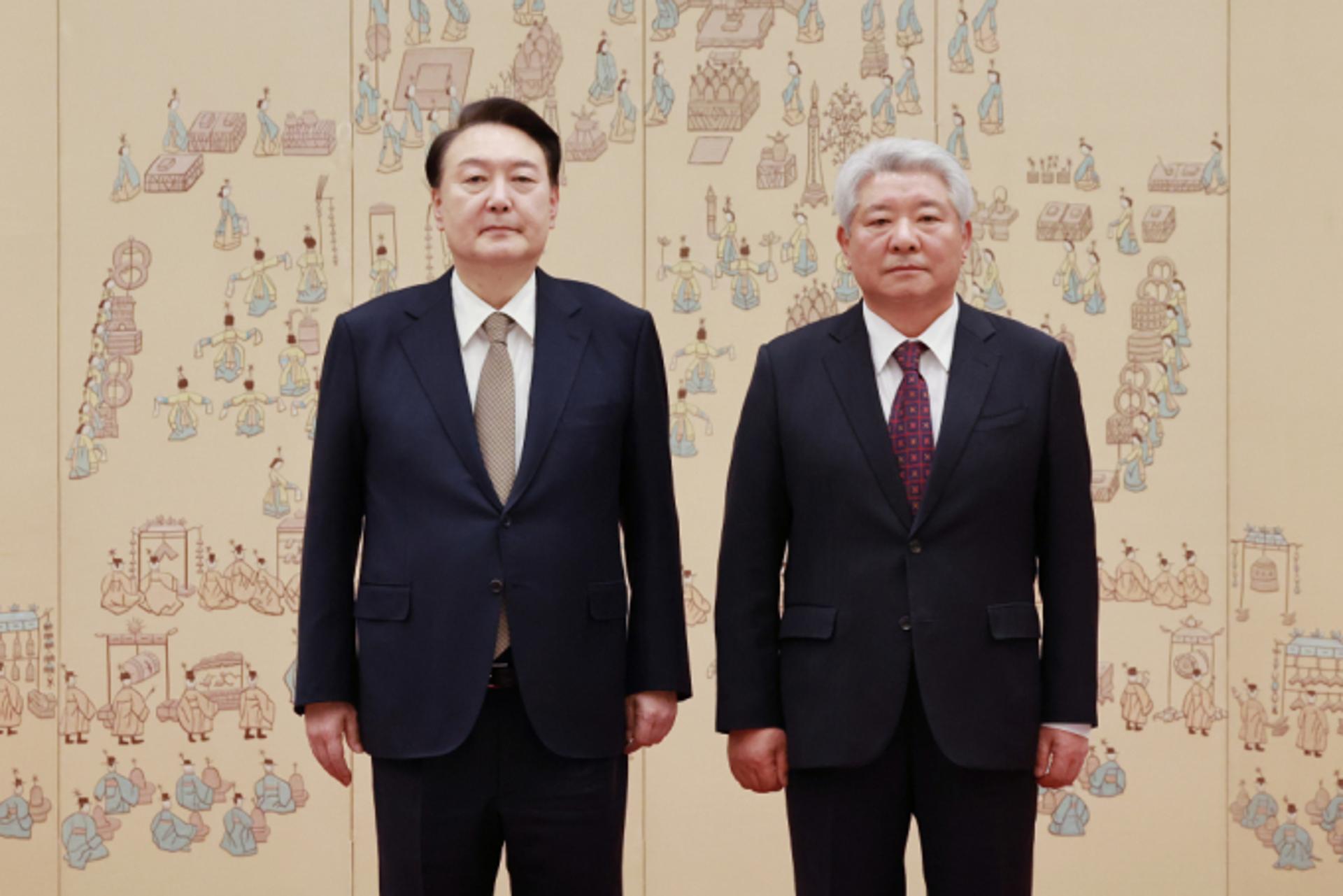 윤 대통령, 김홍일 전 방통위원장 변호인단 선임… 직접 변론도 고려