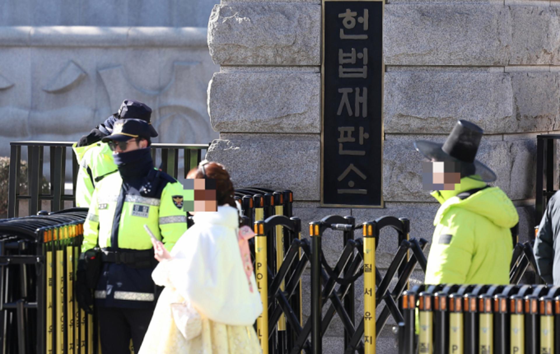 "'계엄 논의' 국무회의록 제출하라"… 헌재, 윤 대통령 요청