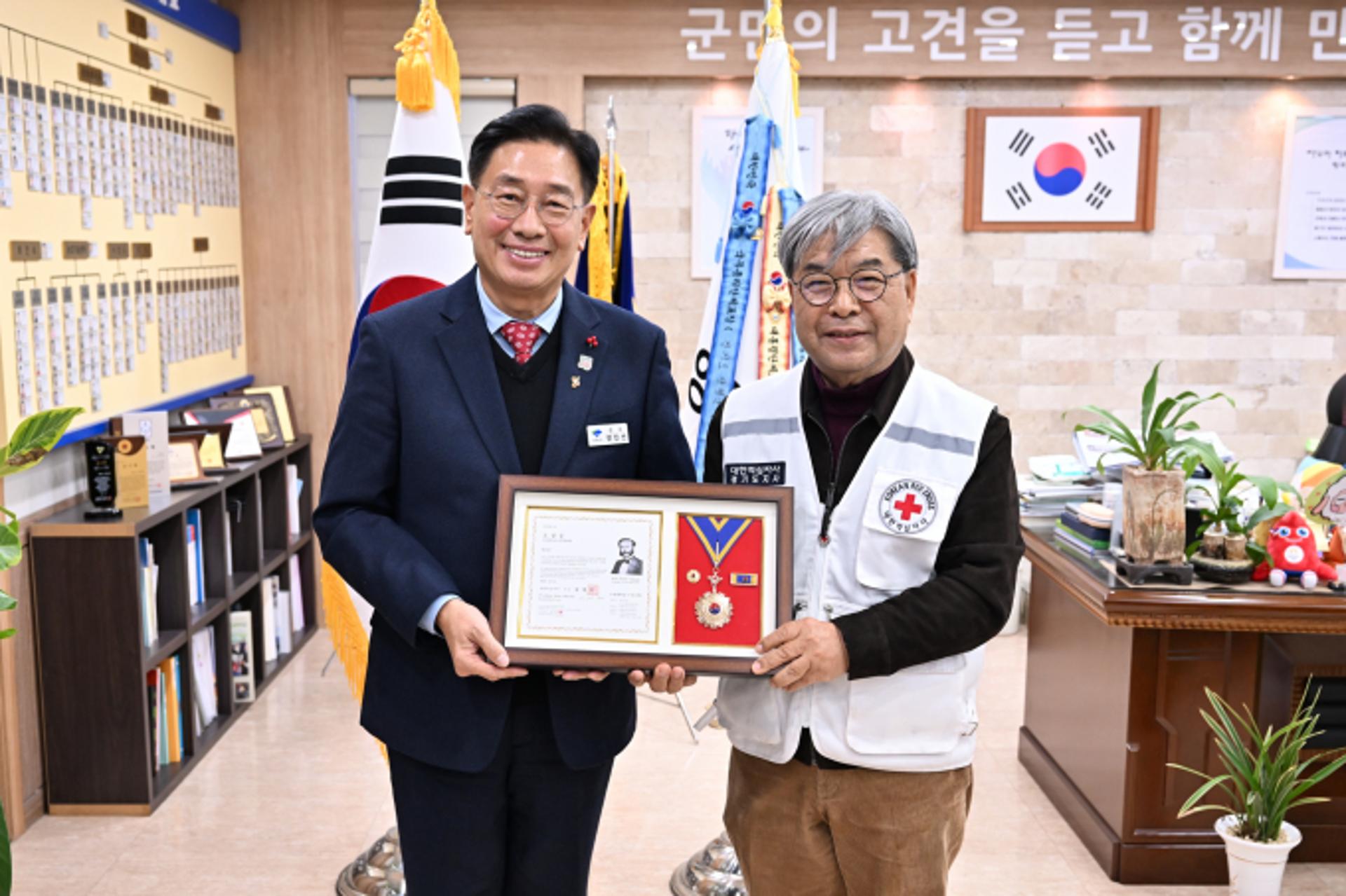 [머니S포토]  적십자 특별회비 전달하는 전진선 양평군수