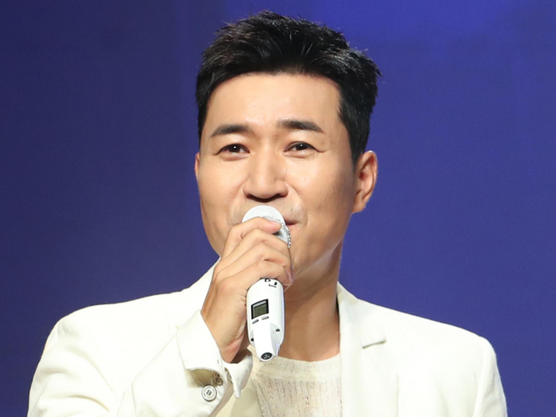 "내년에 결혼합니다"… 김종민, '11살 연하♥' 생방송서 고백