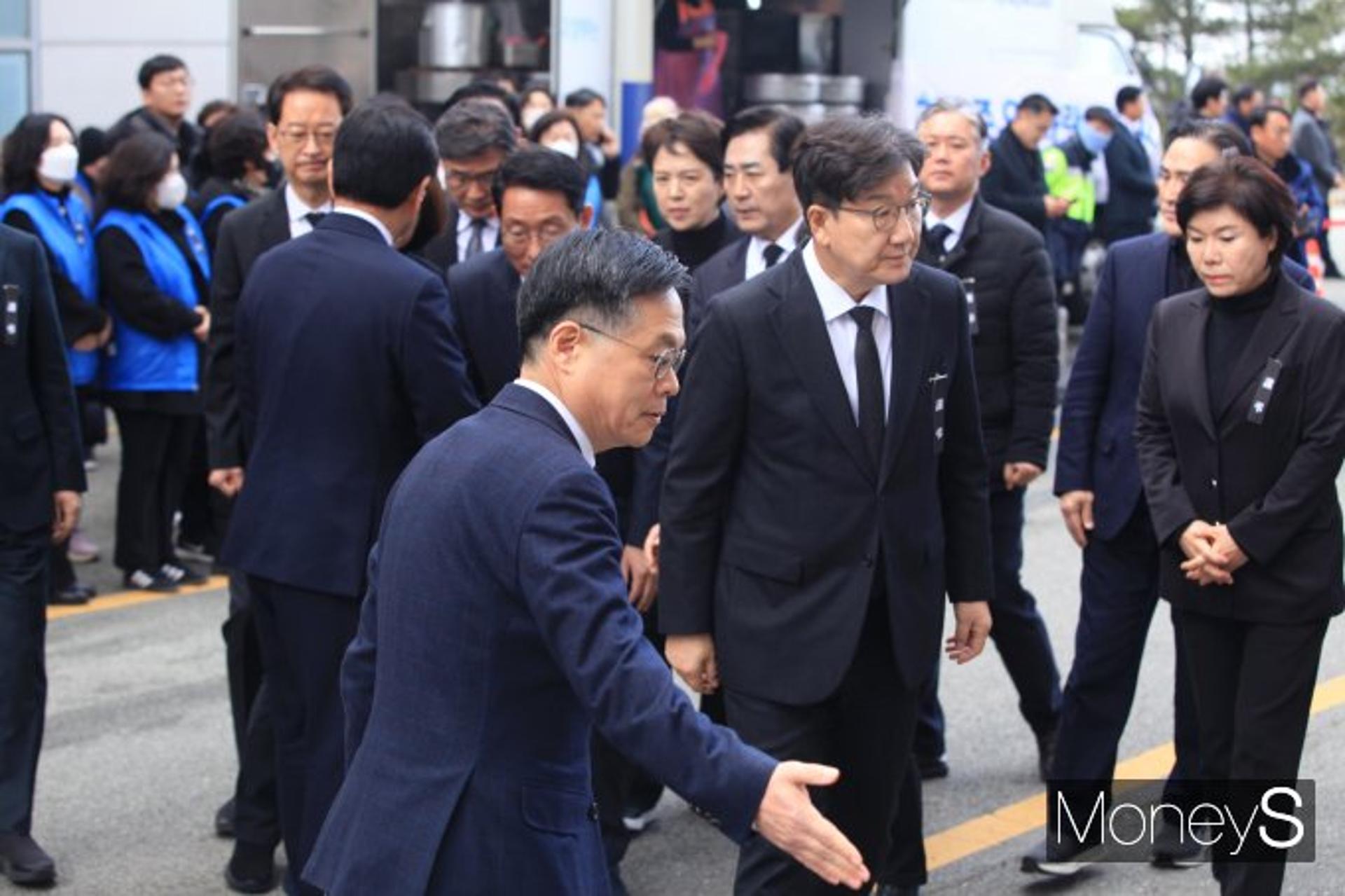 [머니S포토] 제주항공 참사 분향소 방문한 권성동 원내대표