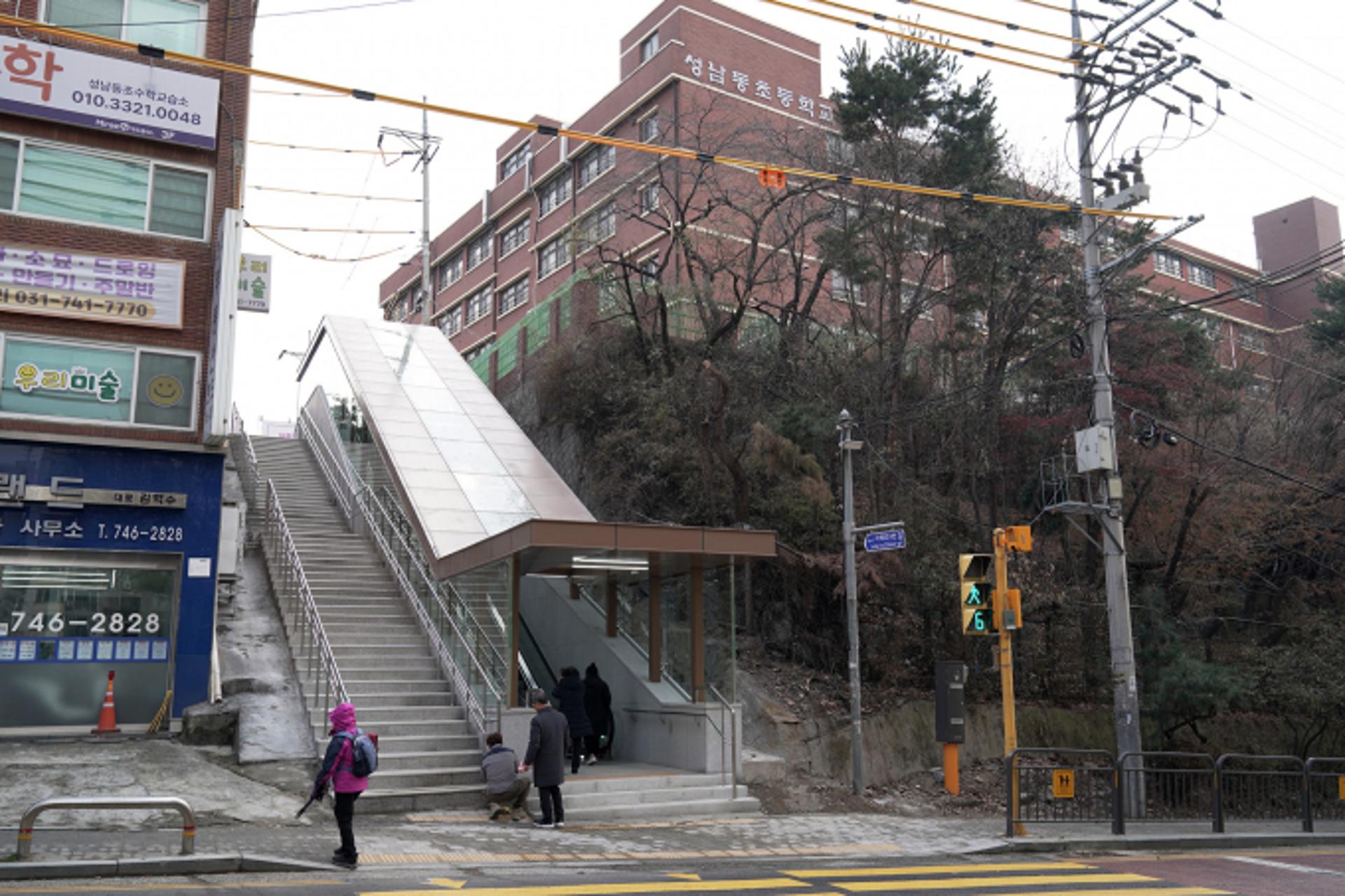 [성남소식] 성남동초교 앞 에스컬레이터 설치