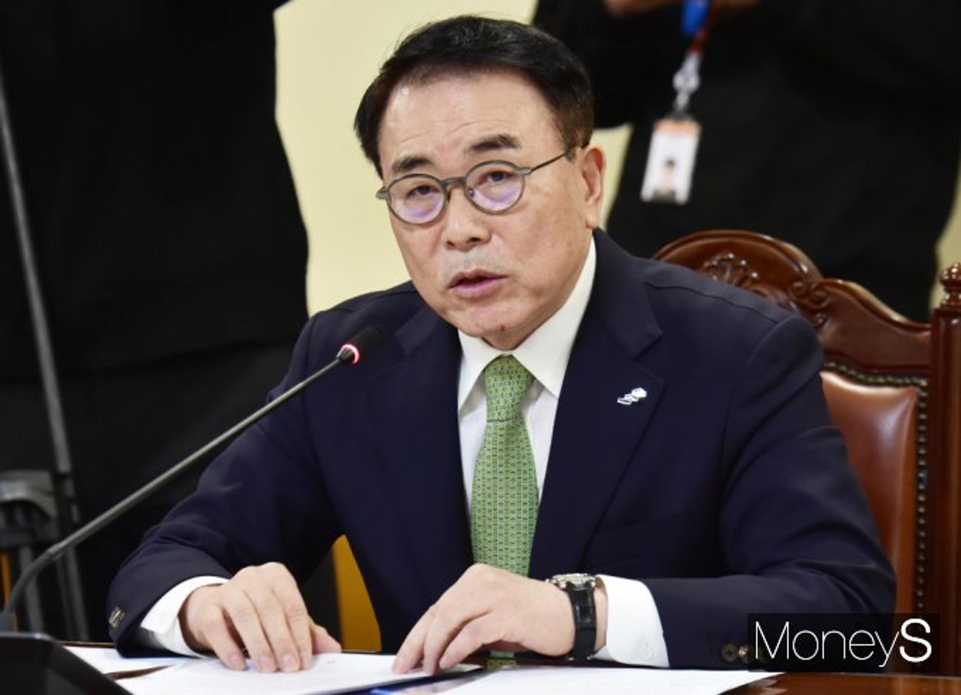 [신년사] 조용병, 경제 방파제 역할 당부 "불확실성 최고조, 외환시장 안정 과제"