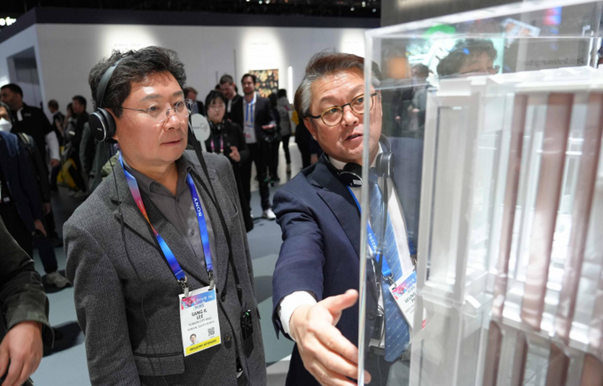 이상일 용인시장, 'CES 2025 용인시관' 찾아 기업인 등 격려