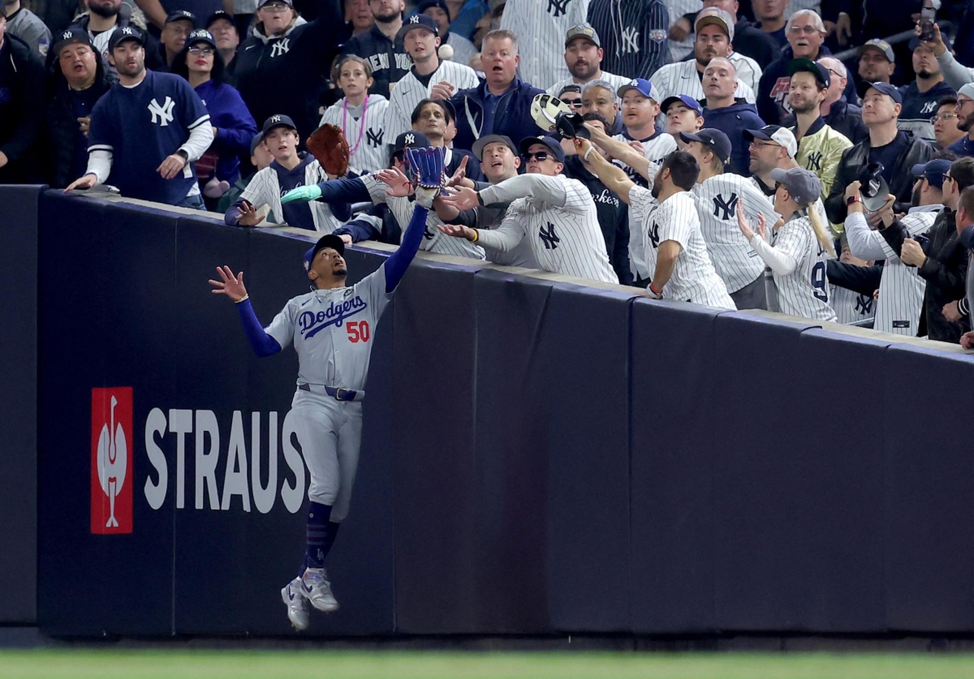 상대팀 수비 방해한 양키스 팬들의 최후… "MLB 전구장 출입 금지"