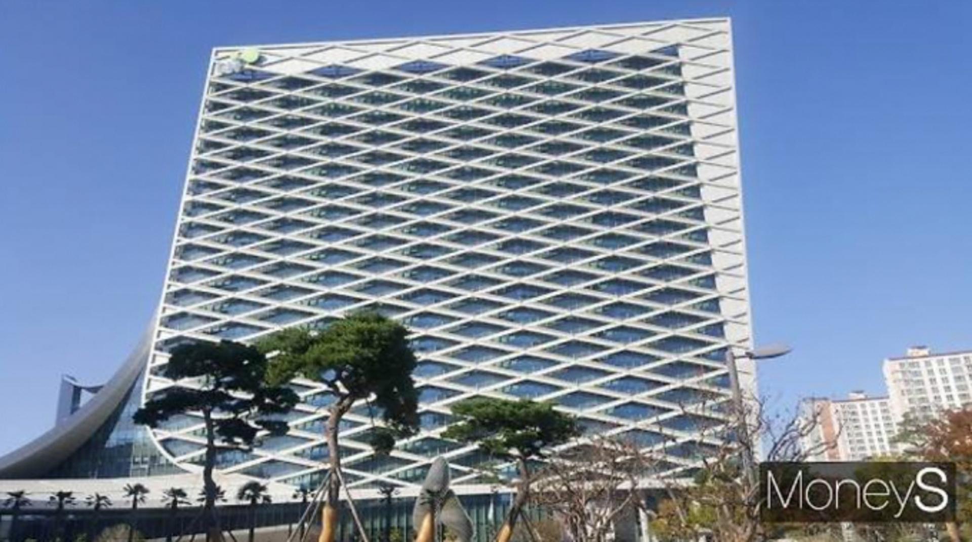 "부족한 가용 인력"… LH 임금피크제 연령, 만 59세로 높인다