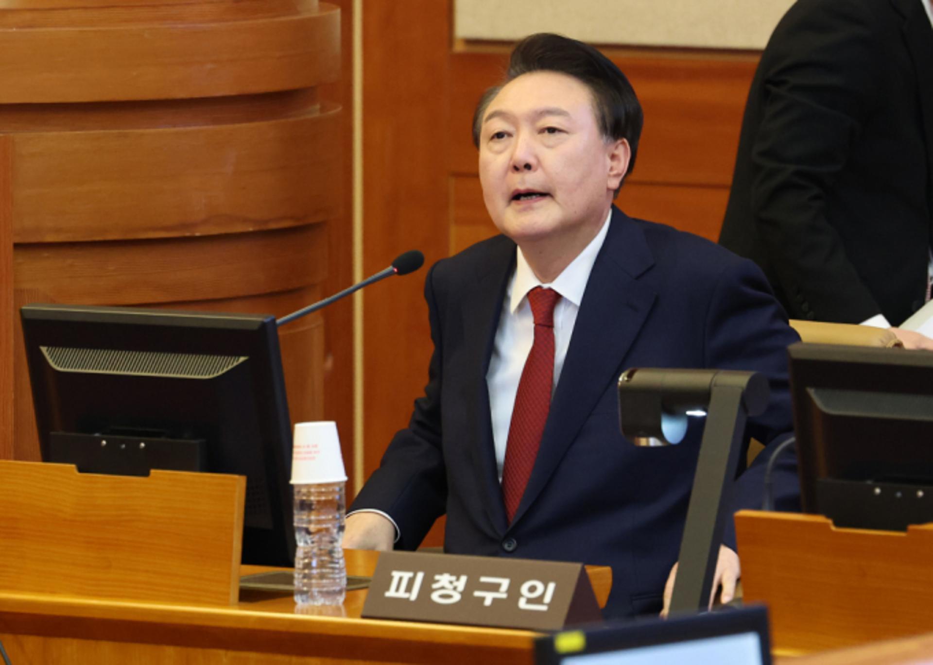 윤 대통령, 헌재 출석… 수용복 벗고 정장·빨간 넥타이 착용