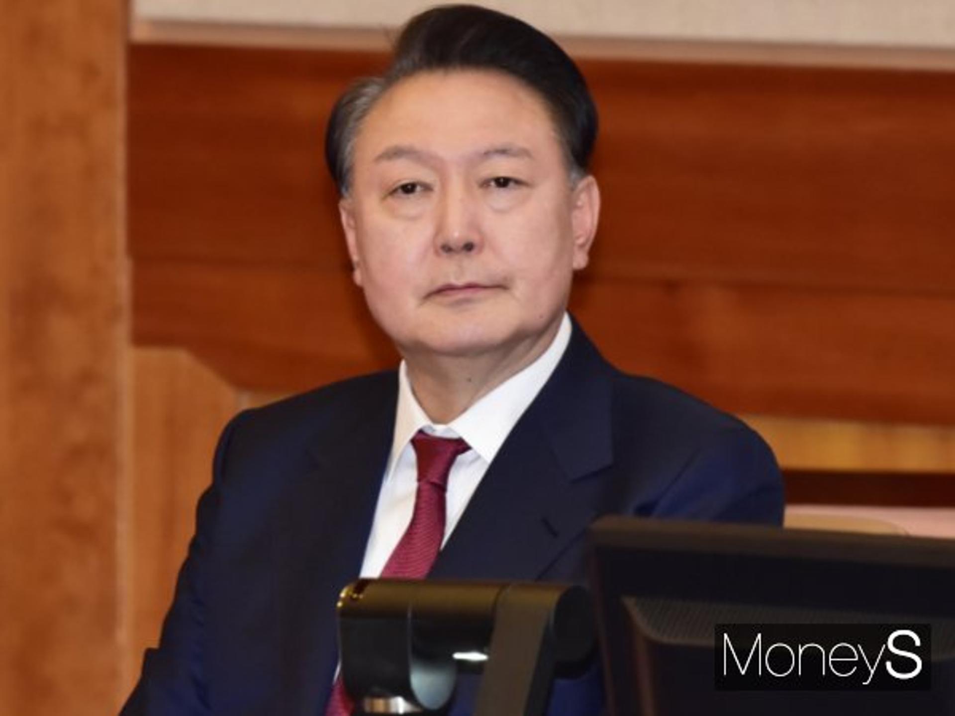 윤 대통령, 김용현 직접 신문… 진술 실수에 '미소' 보이며 내용 정정