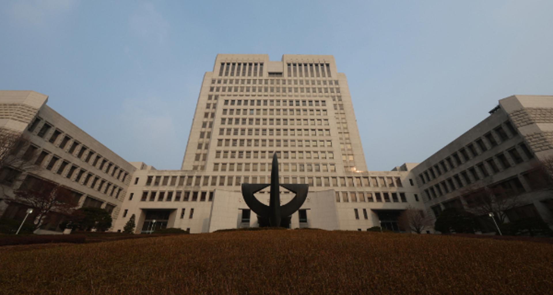 "윤 대통령 수사 불만"… 대법원앞서 50대 남성 분신 위협