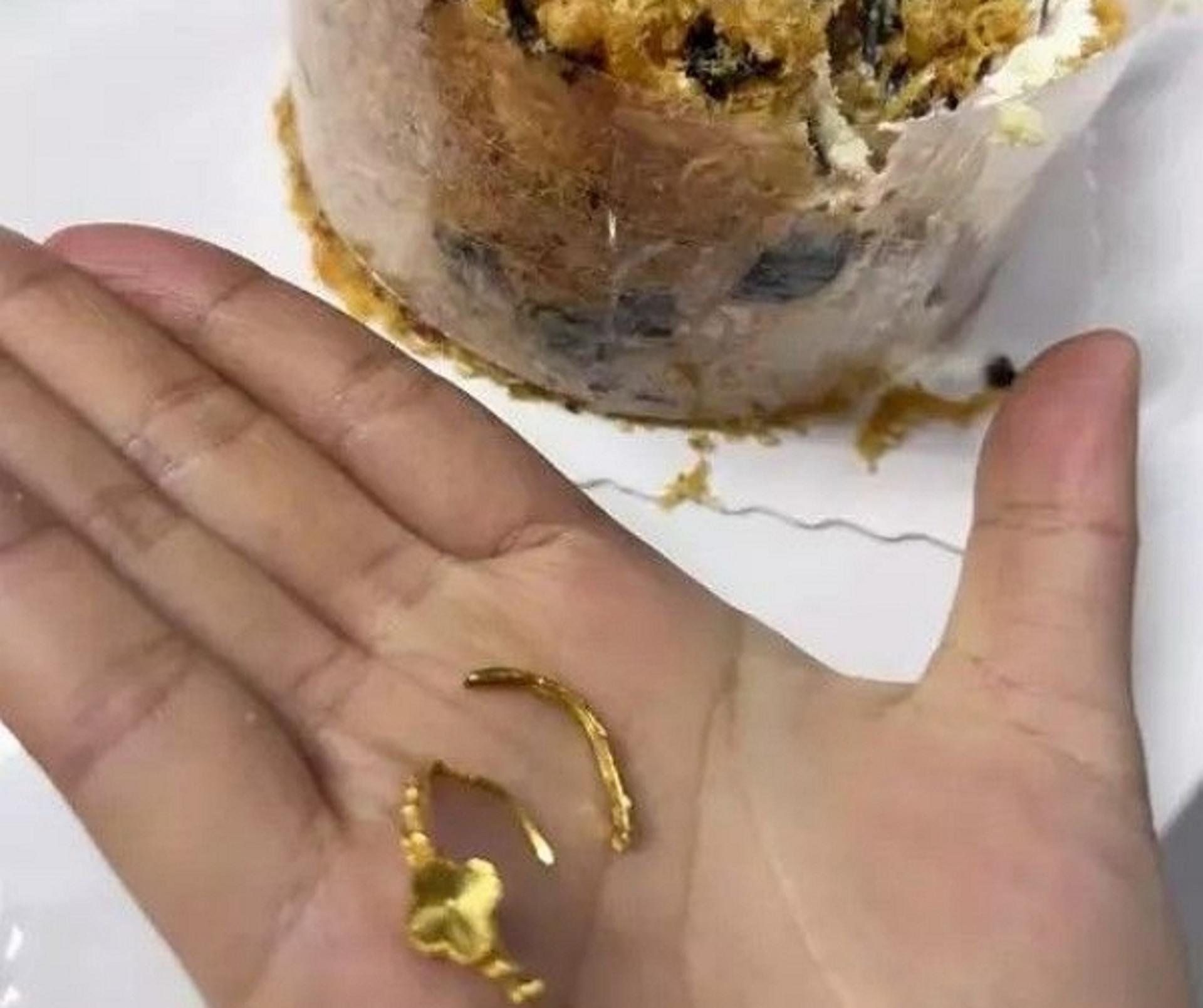 케이크에 몰래 넣은 청혼반지, 씹어서 두 동강 낸 여성