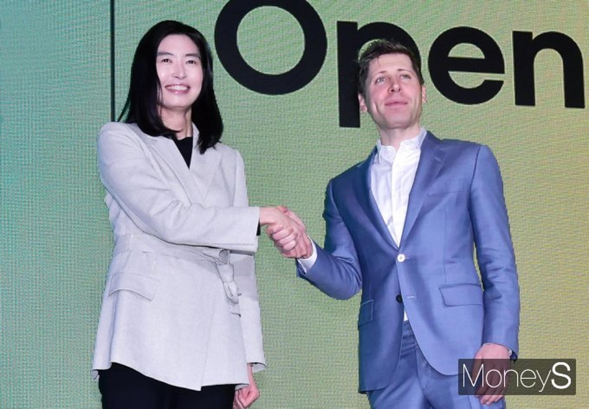 [특징주] 카카오, 오픈AI와 '맞손'에 5% 상승… "전략적 제휴"