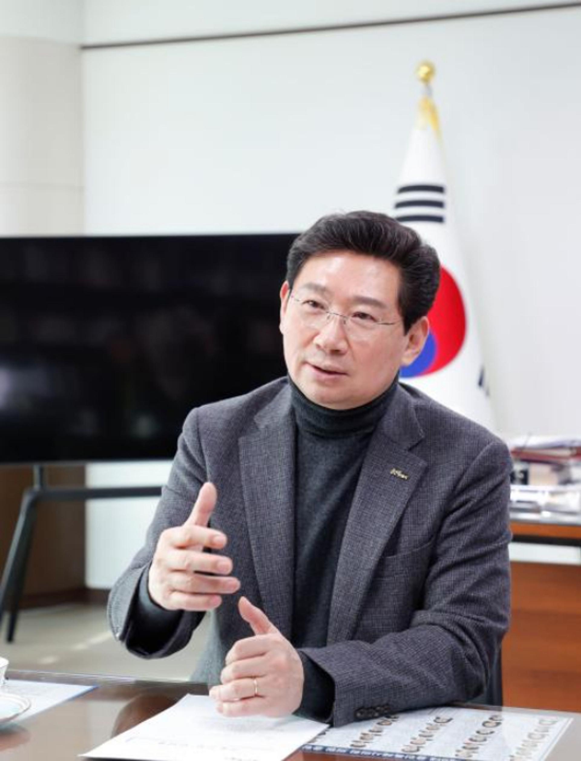 [용인 소식] 이상일 시장, 동계AG 스노보드 멀티메달 강동훈 선수 축하