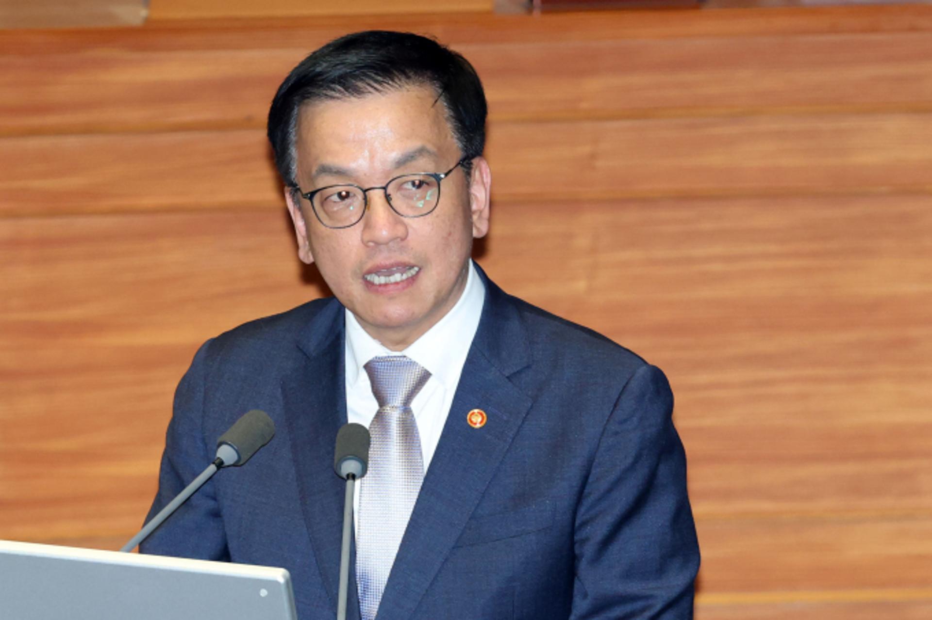 최상목, 미국 상호관세 부과에… "비관세장벽 면밀 점검"