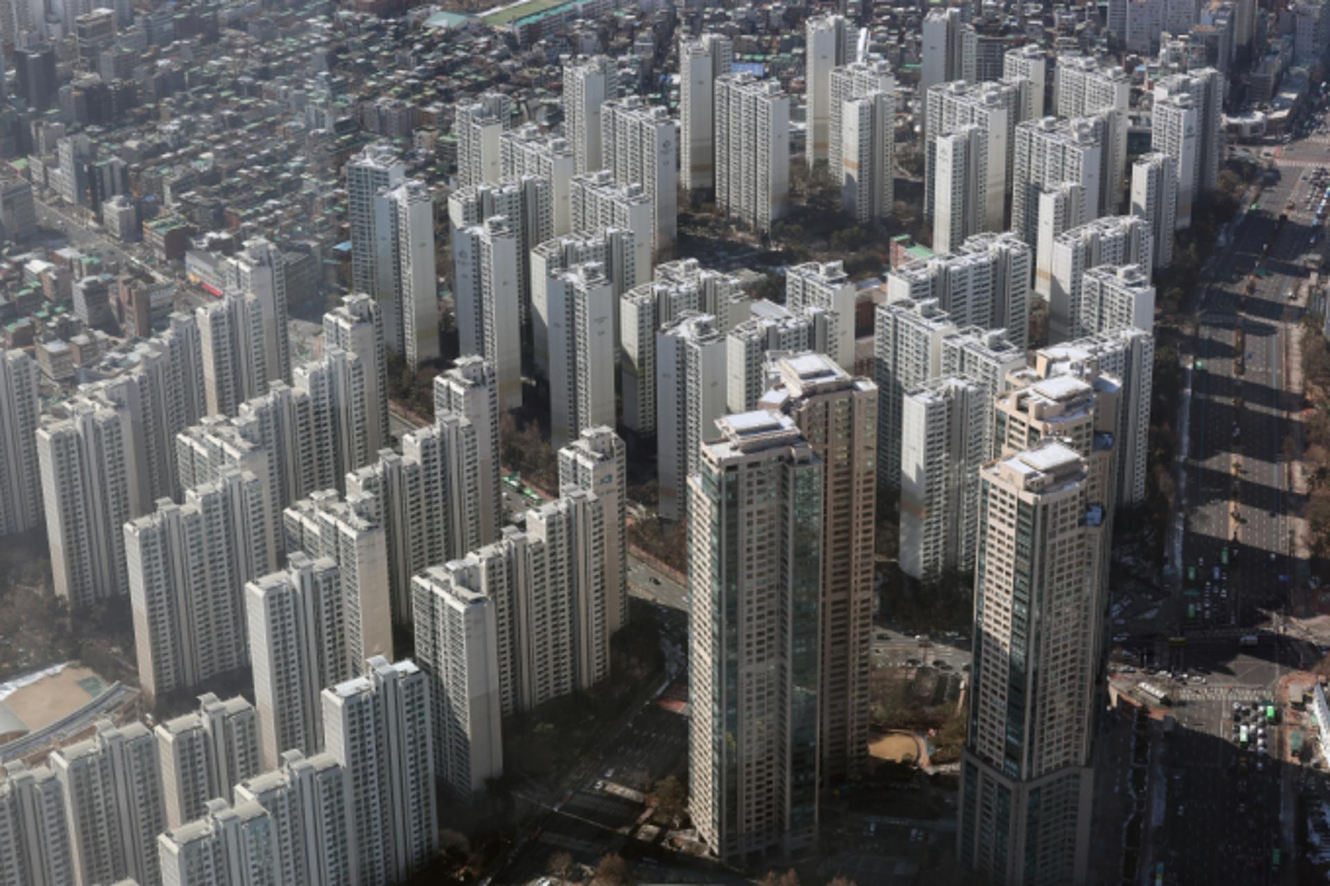 서울 아파트 '5건 중 1건' 15억 넘었다… 6억 이하 거래 절반 뚝