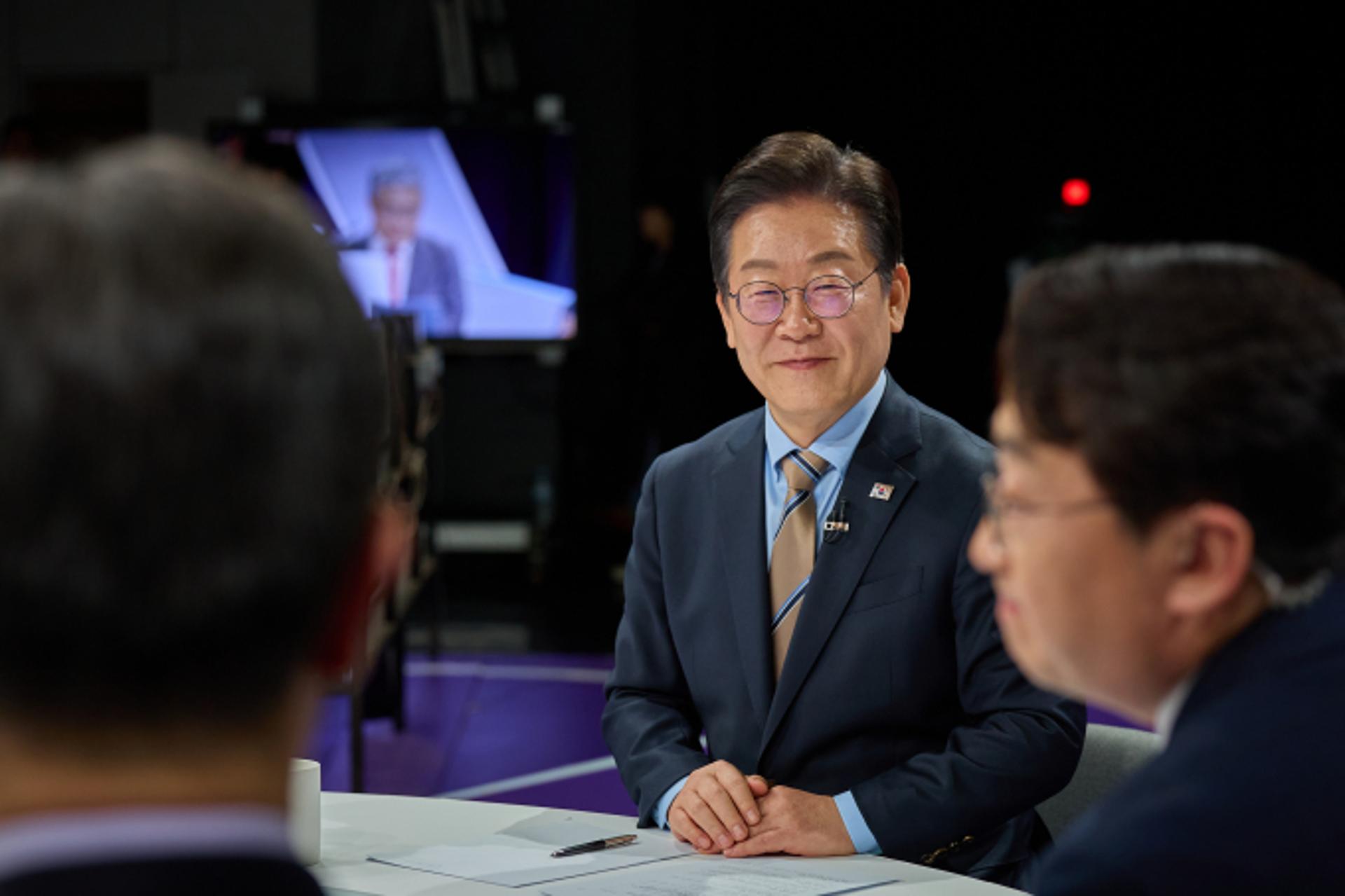 이재명 "지금 개헌 아닌 내란 극복에 집중할 때"