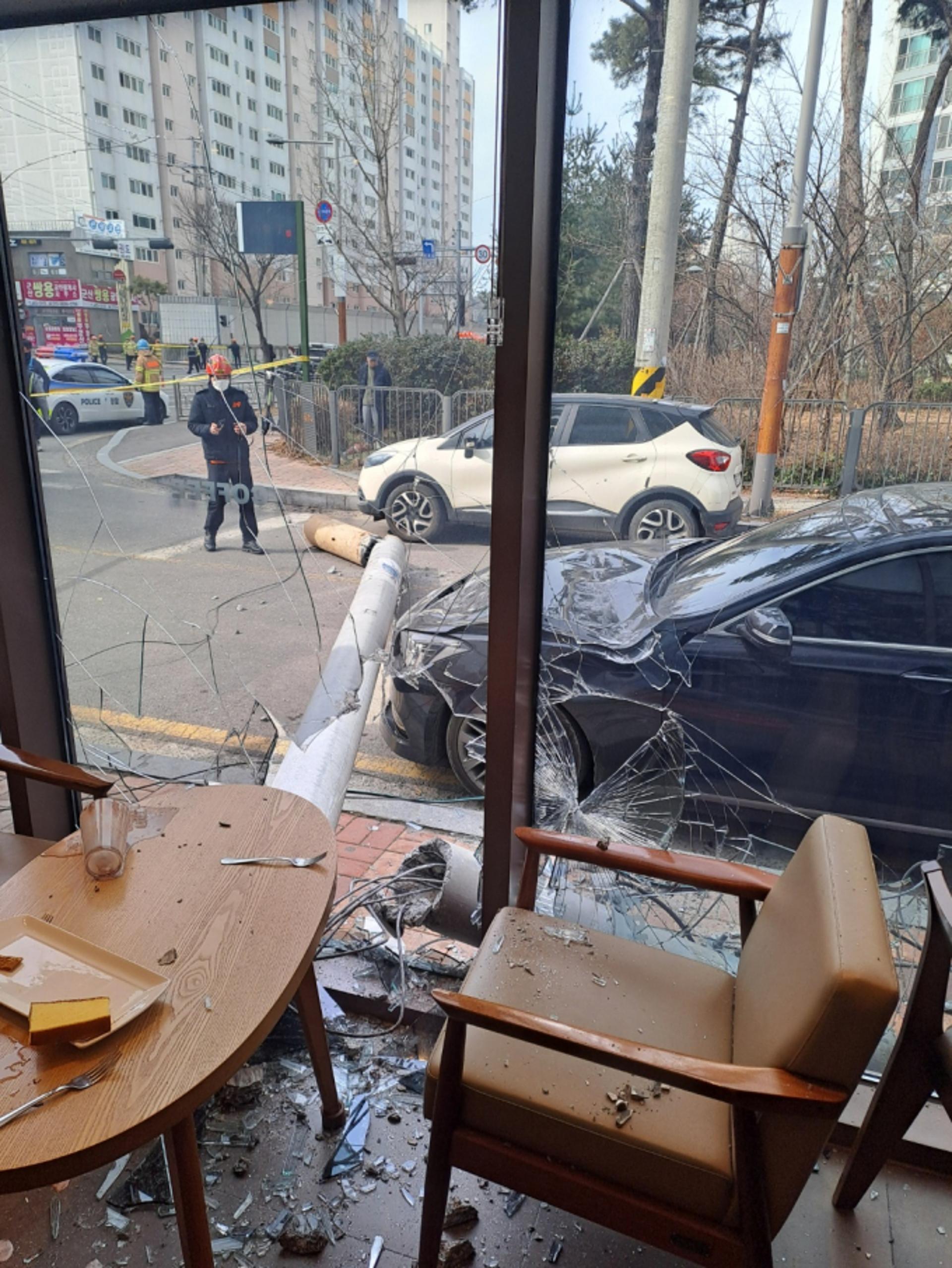 군산서 전신주 쓰러져 학생 6명 부상… 경찰 "사고 경위 조사 중"