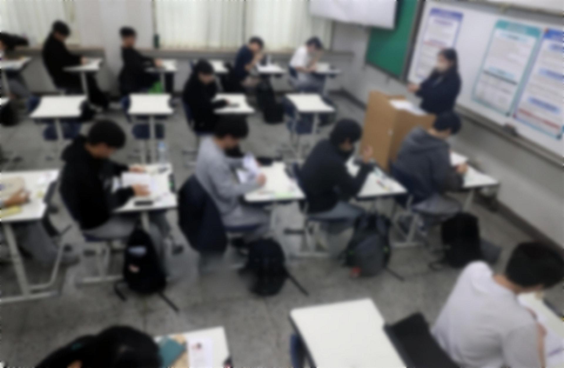 "맘에 든다" 수험생에 문자 보낸 수능 감독관… 대법 "처벌 못해"