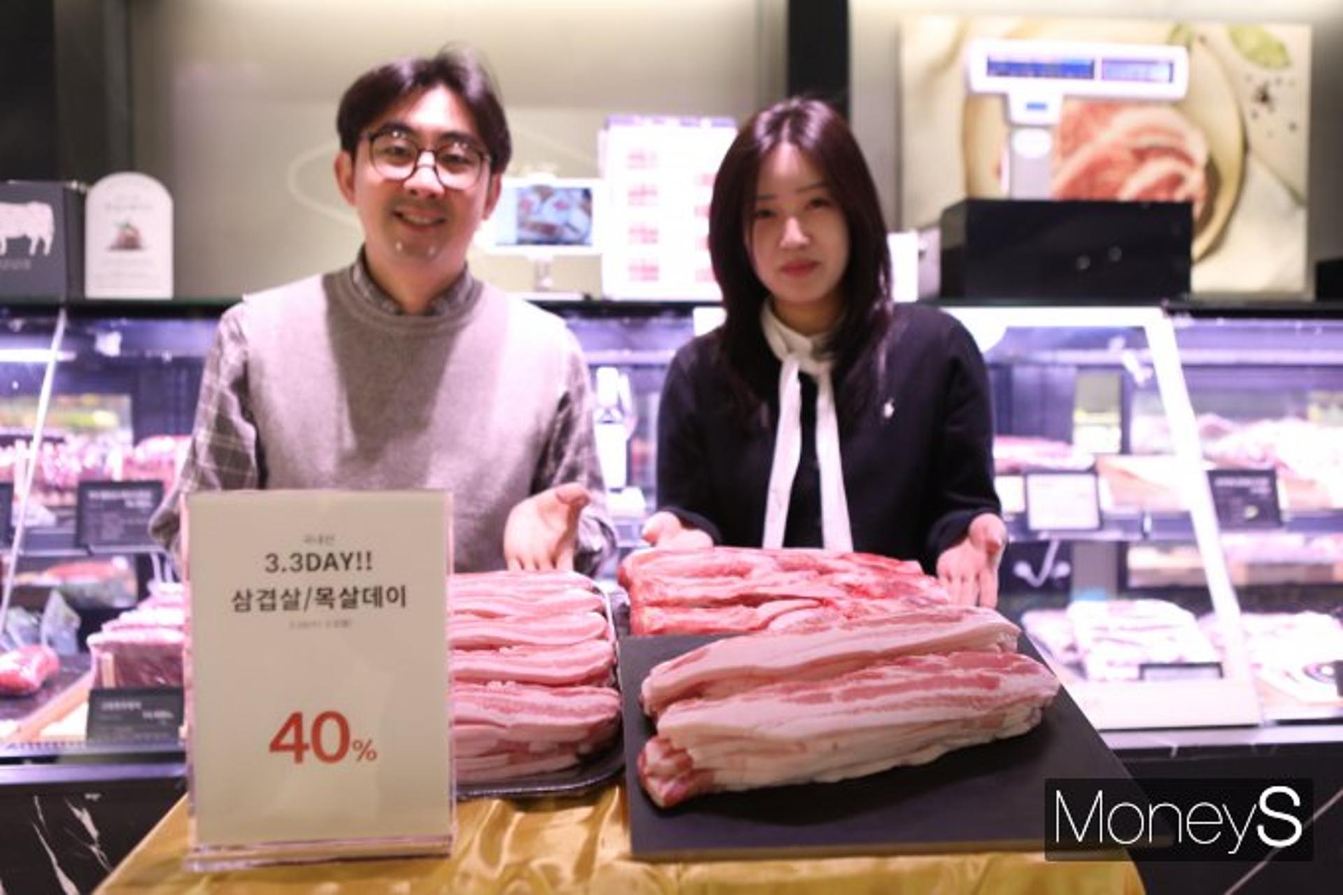 [머니S포토] 롯데百광주점 "3월3일은 삼겹살 드세요"