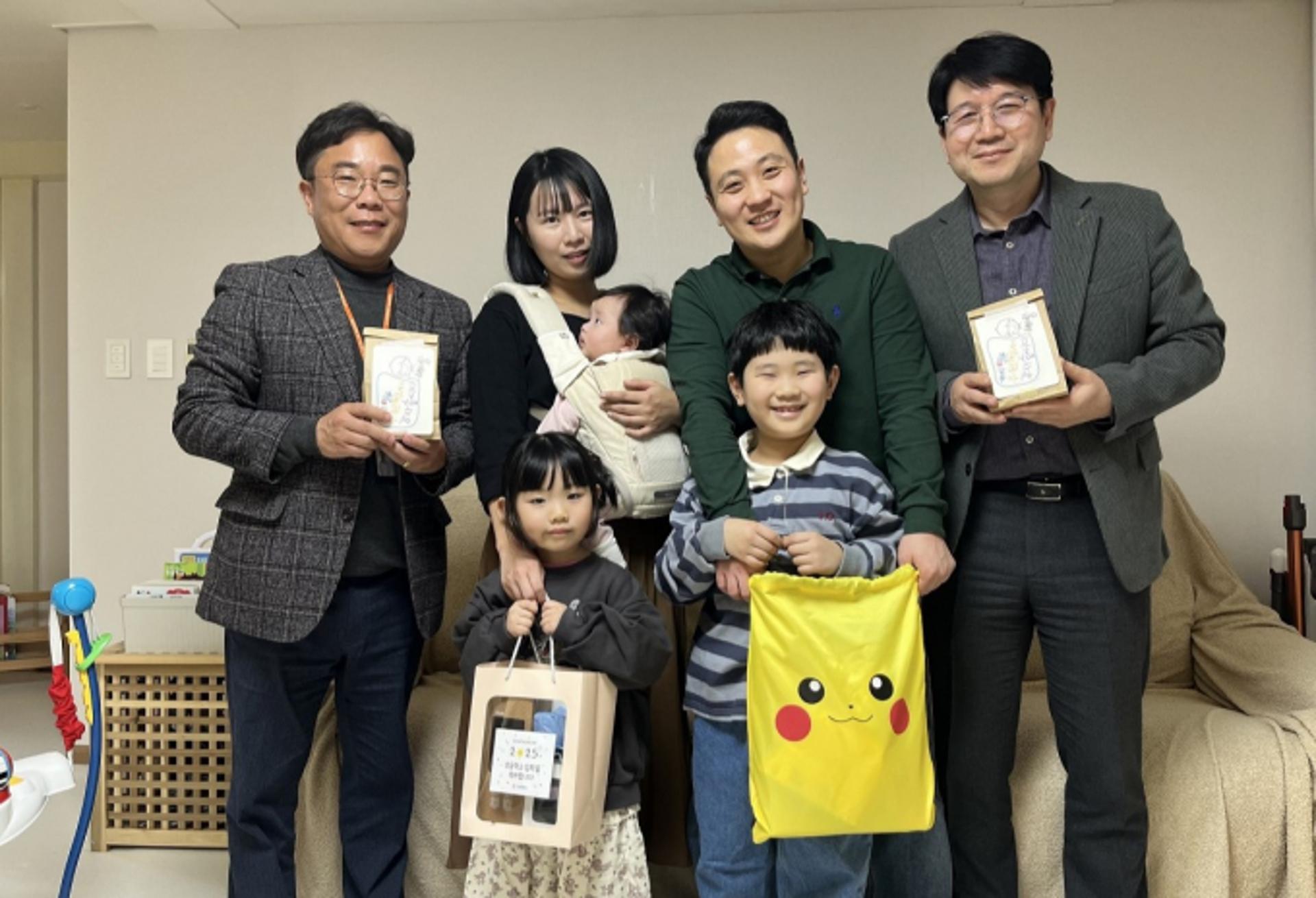엘앤에프, 초등학교 입학 임직원 자녀에 축하 선물 전달