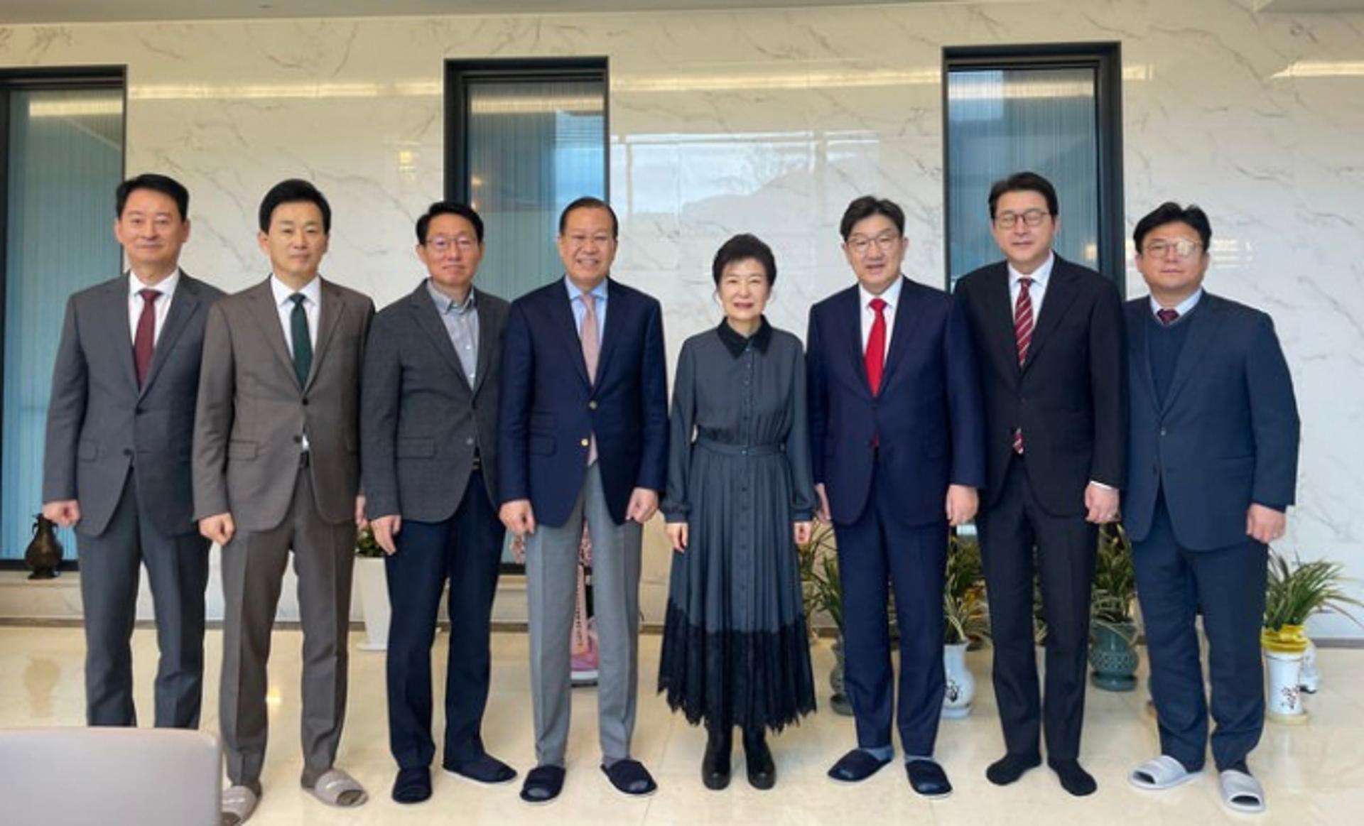 박근혜 "윤 대통령 수감, 마음 무거워… 미래 위해 단합해야"