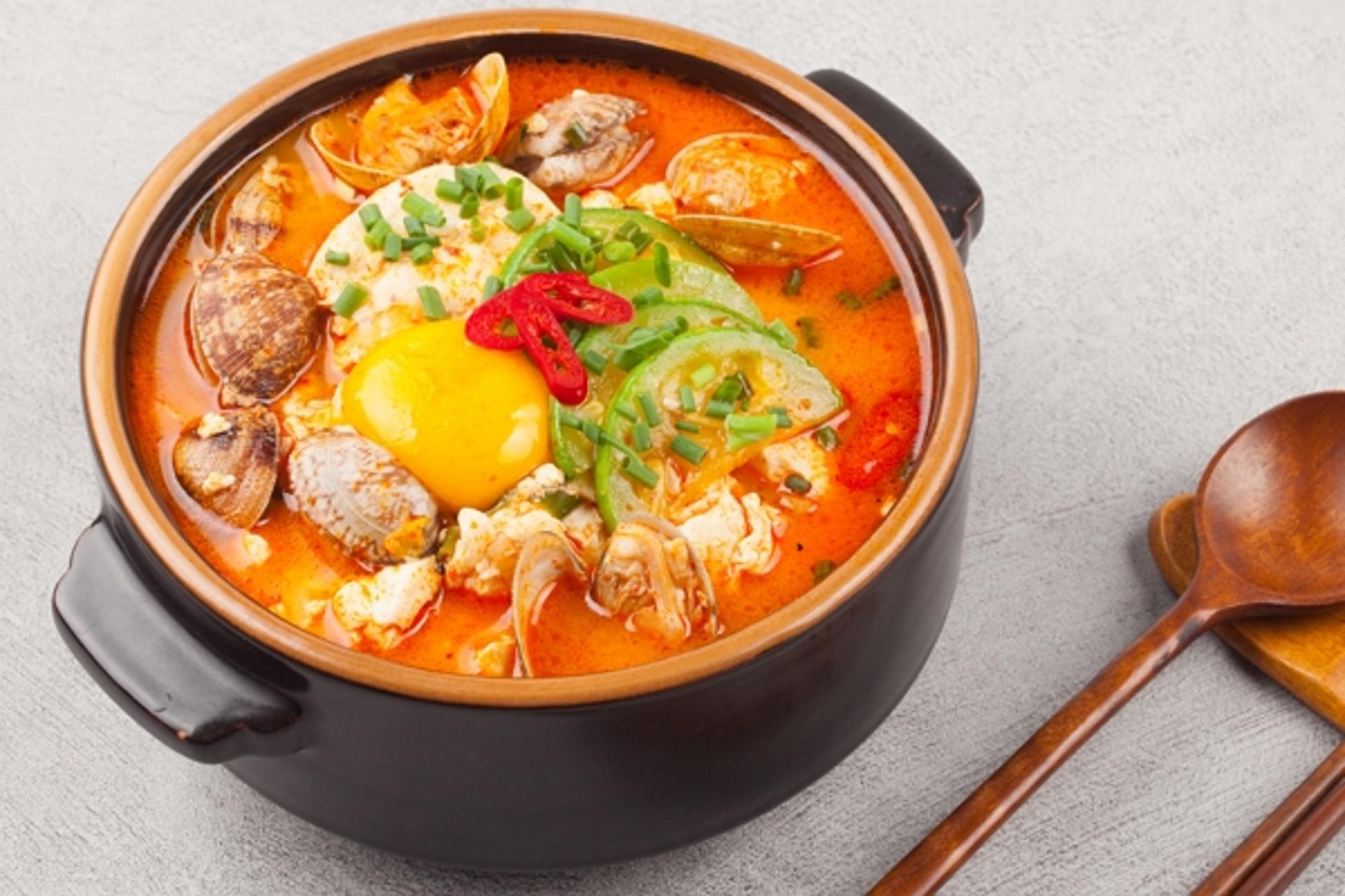 순두부찌개집서 날달걀 이마로 깬 손님 "삶은건줄, 세탁비 10만원 줘"