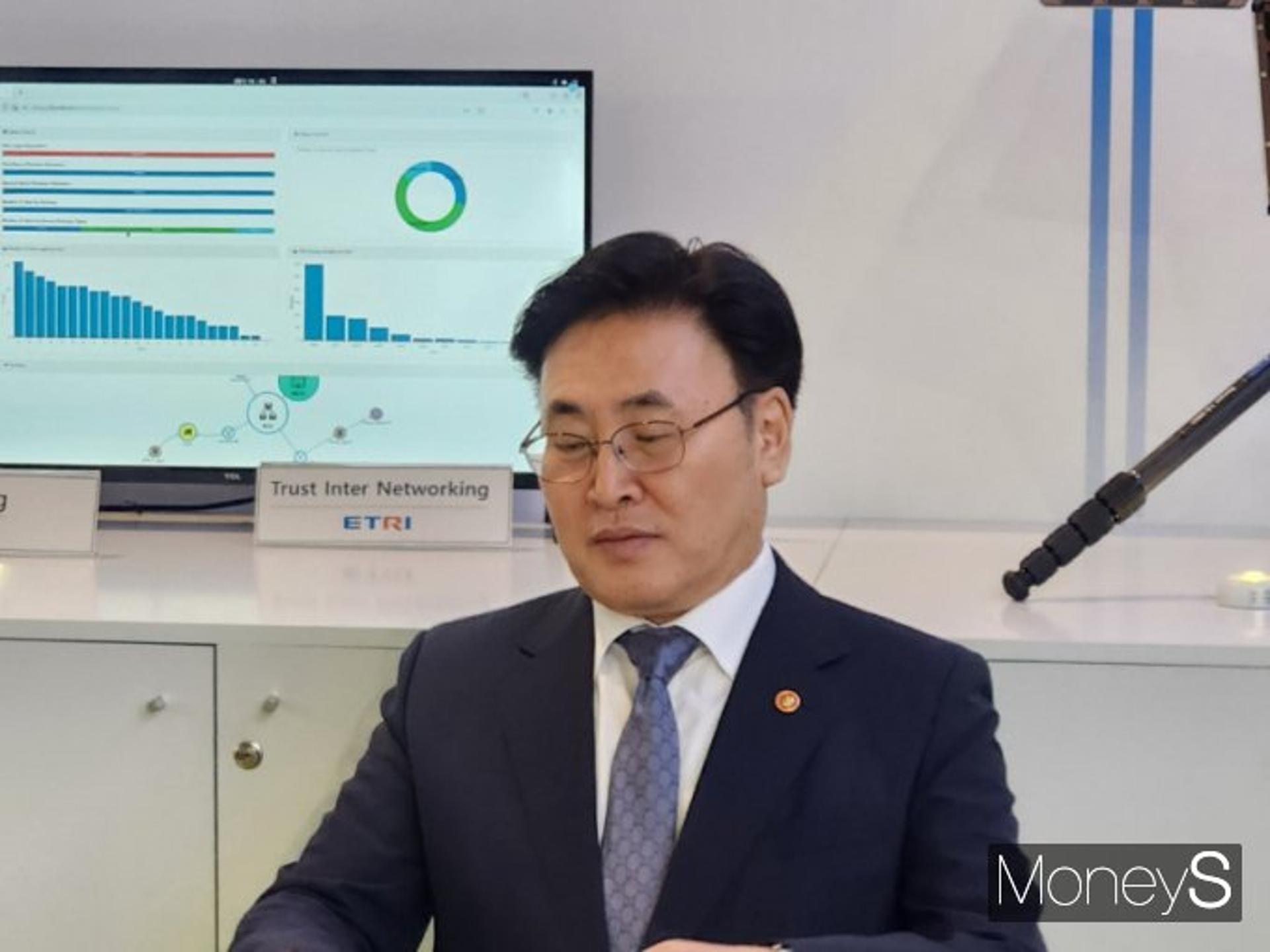 어려운 시국이지만... 3년 만에 MWC 찾은 유상임 장관