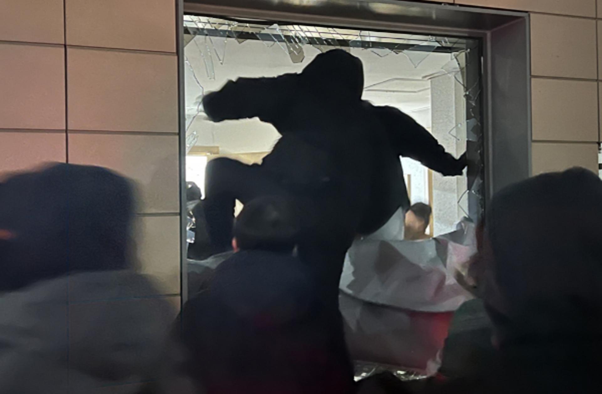 '서부지법 난동' 가담자들, 기자 집단폭행 정황… 걷어차고 목덜미 밟아
