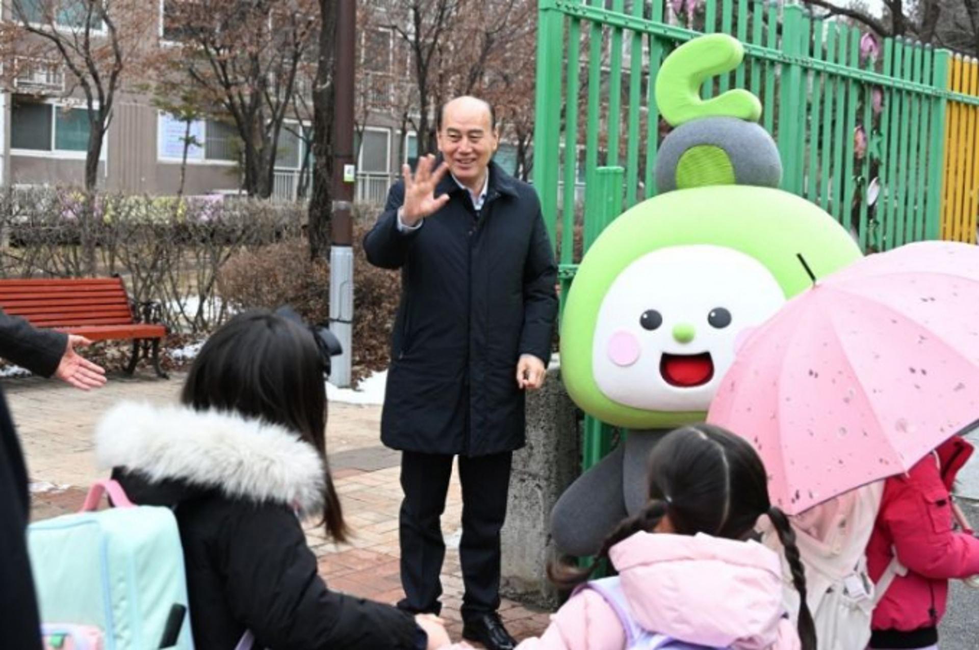 [동정] 박형덕 동두천 시장, 초등학교 새학기 등굣길 응원