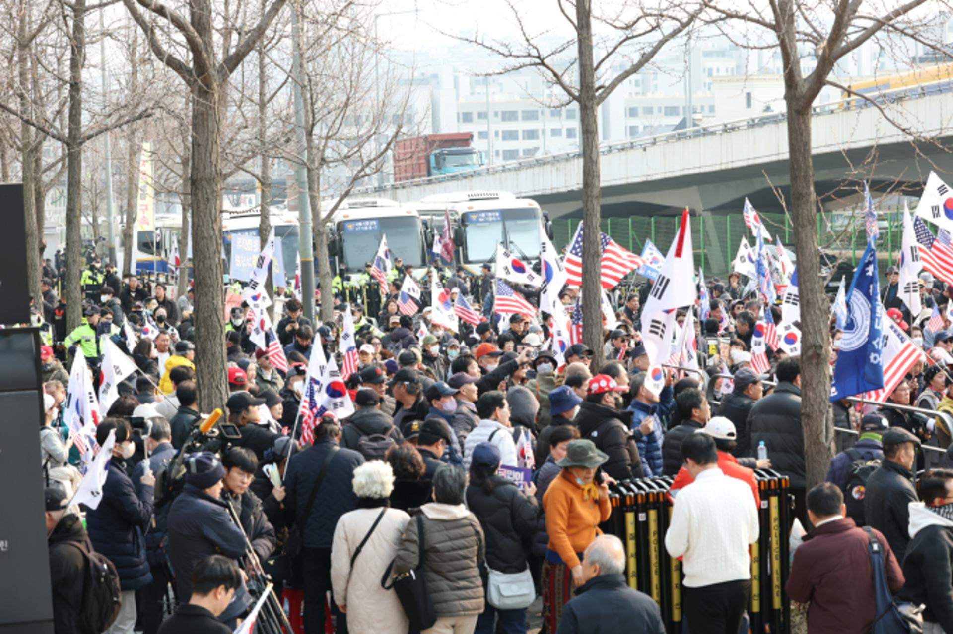 주요 외신, 윤 대통령 구속 취소 긴급 보도… "정치 불확실성 커져"