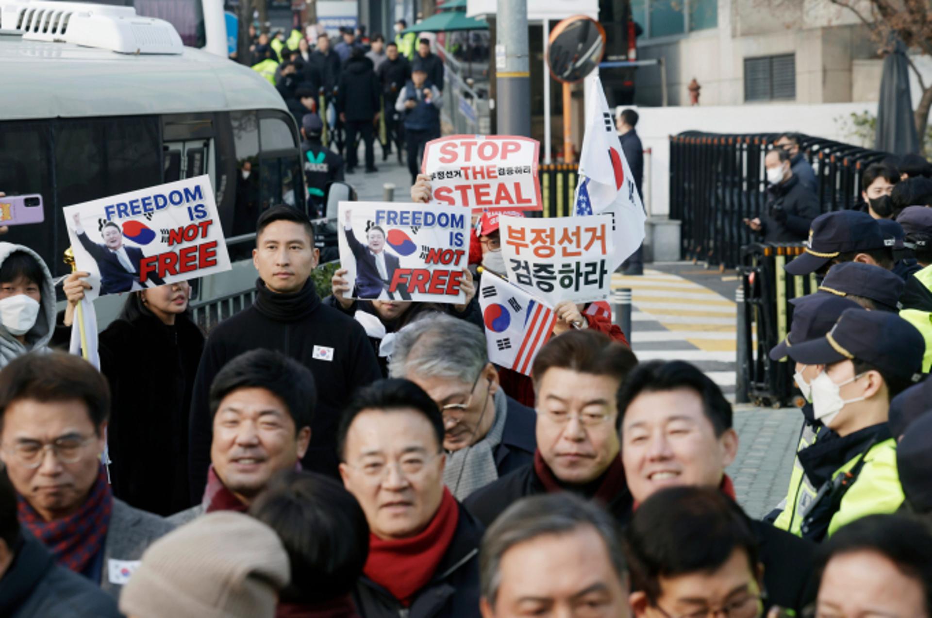 국힘 의원들, 윤 대통령 구속취소 청구 인용에… 구치소로 마중