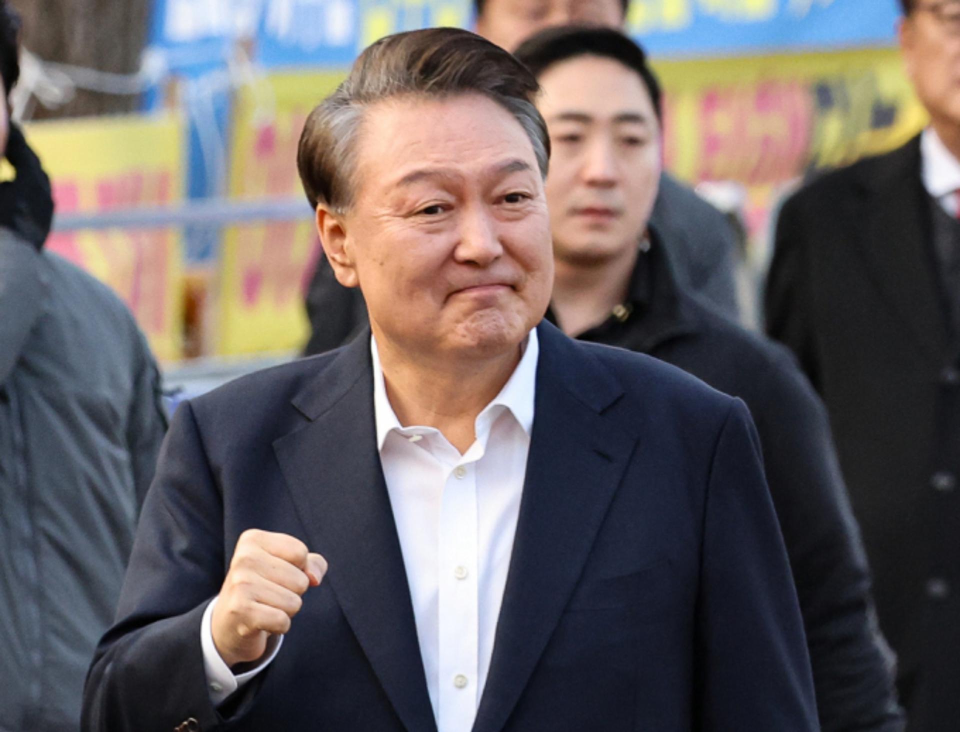 윤 대통령, 주먹 '불끈' 석방 후 권성동과 통화 "당 지도부 고생 많다"
