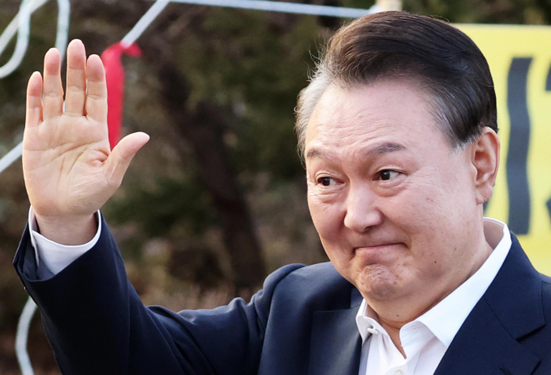 윤 대통령, 관저서 탄핵 심판 준비할 듯… "차분하게 상황 대비"