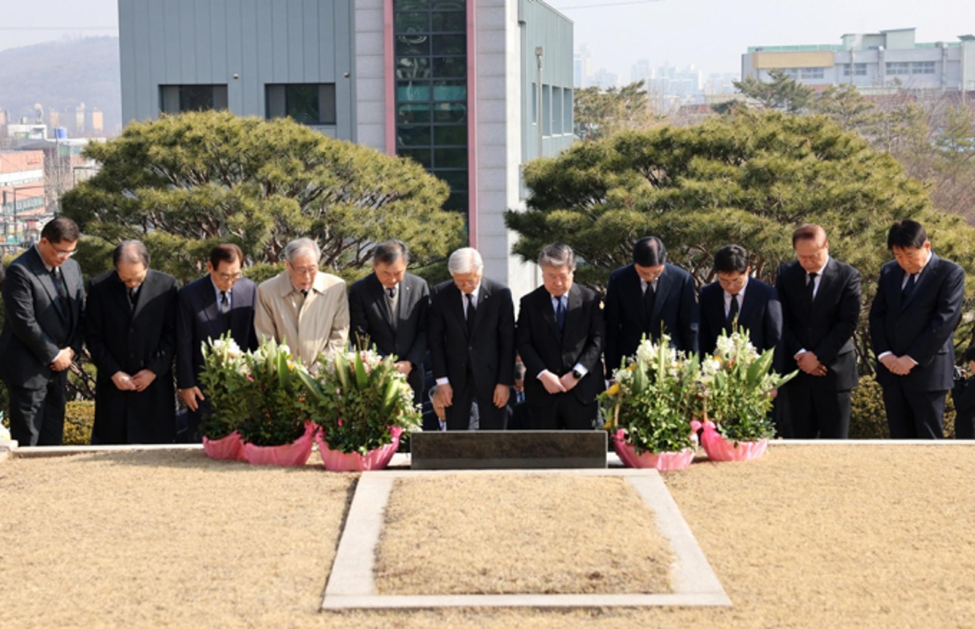 유일한 박사 영면 54주기 추모식… "숭고한 정신 받들 것"