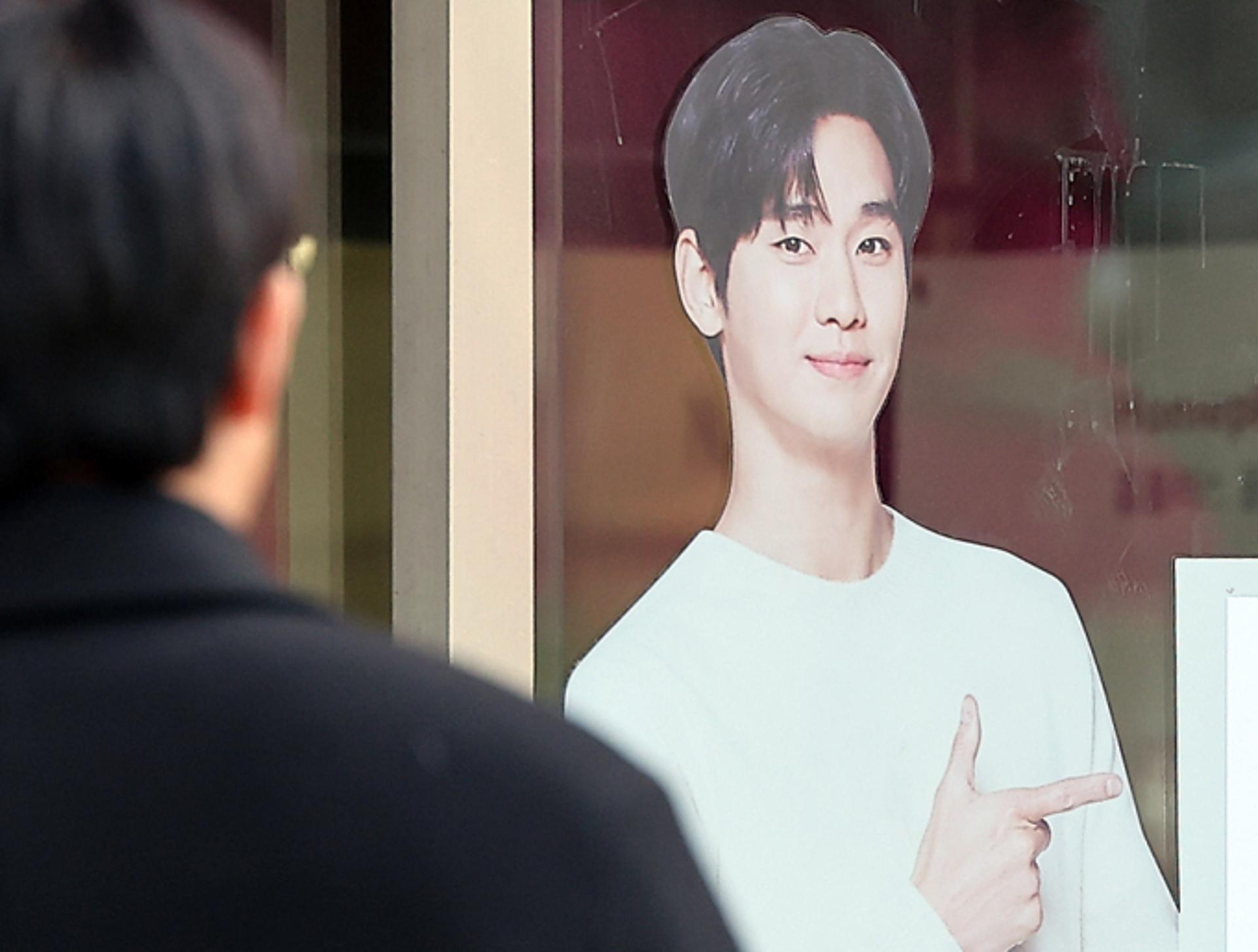 딘토·프라다도 김수현 '손절'… '김새론 교제' 논란 일파만파
