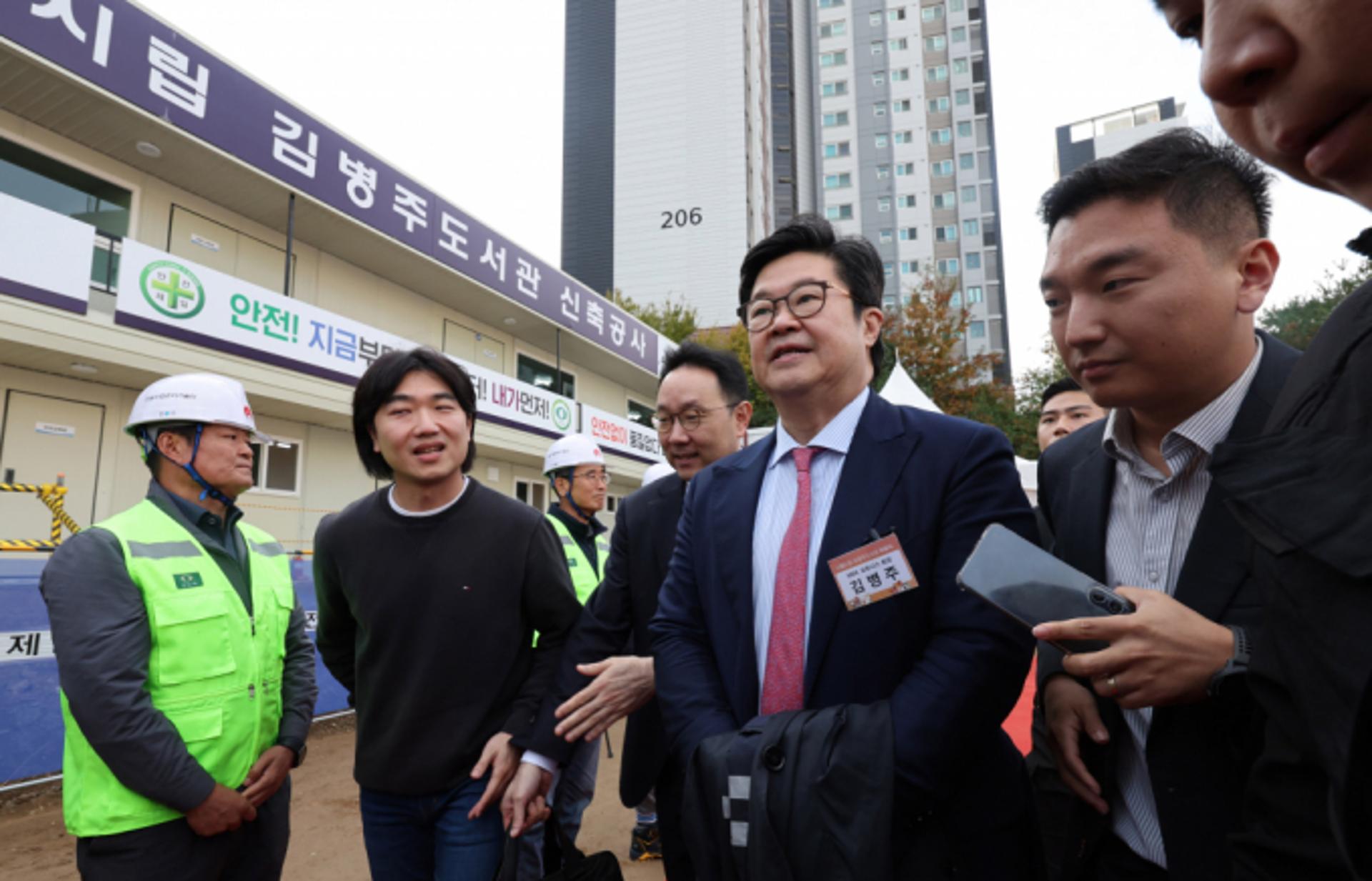 '정무위' 정도야... 불참 통보 후 중국 간 김병주 MBK 회장
