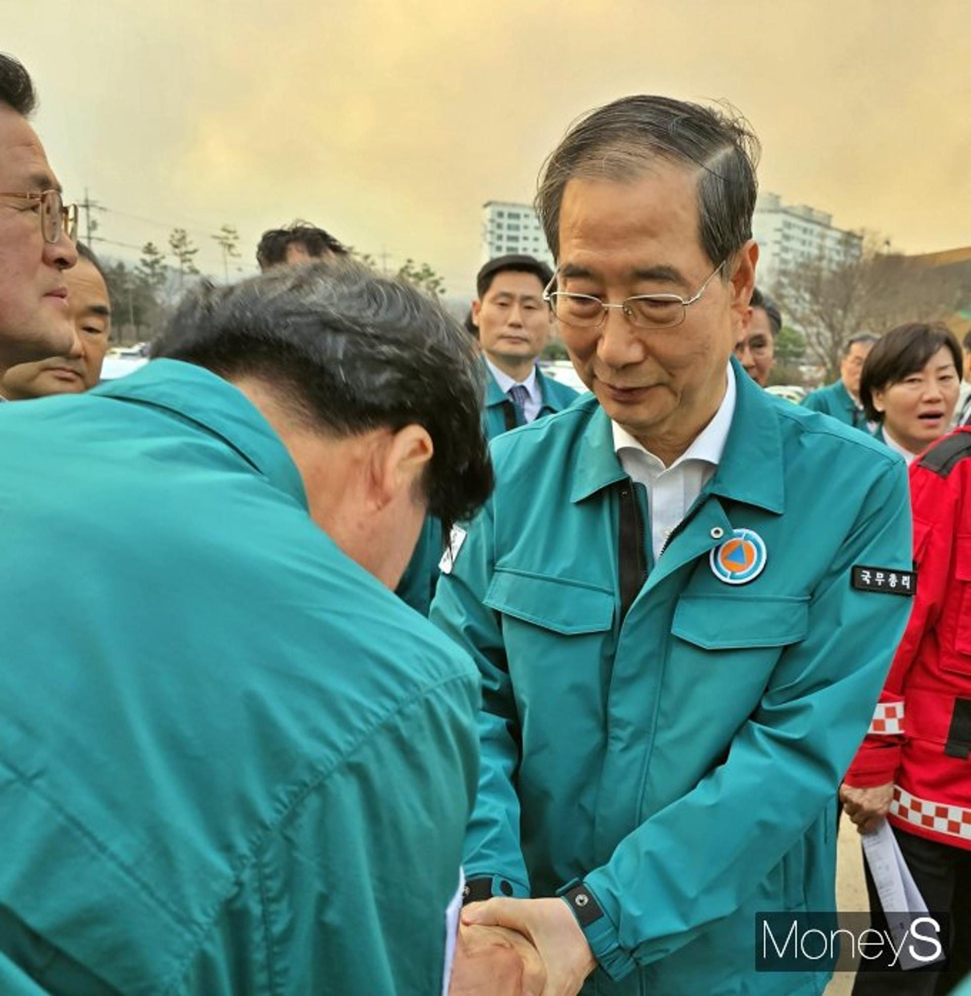 의성 찾은 한덕수 총리 "주불 진화에 모든 자원 총동원해야"